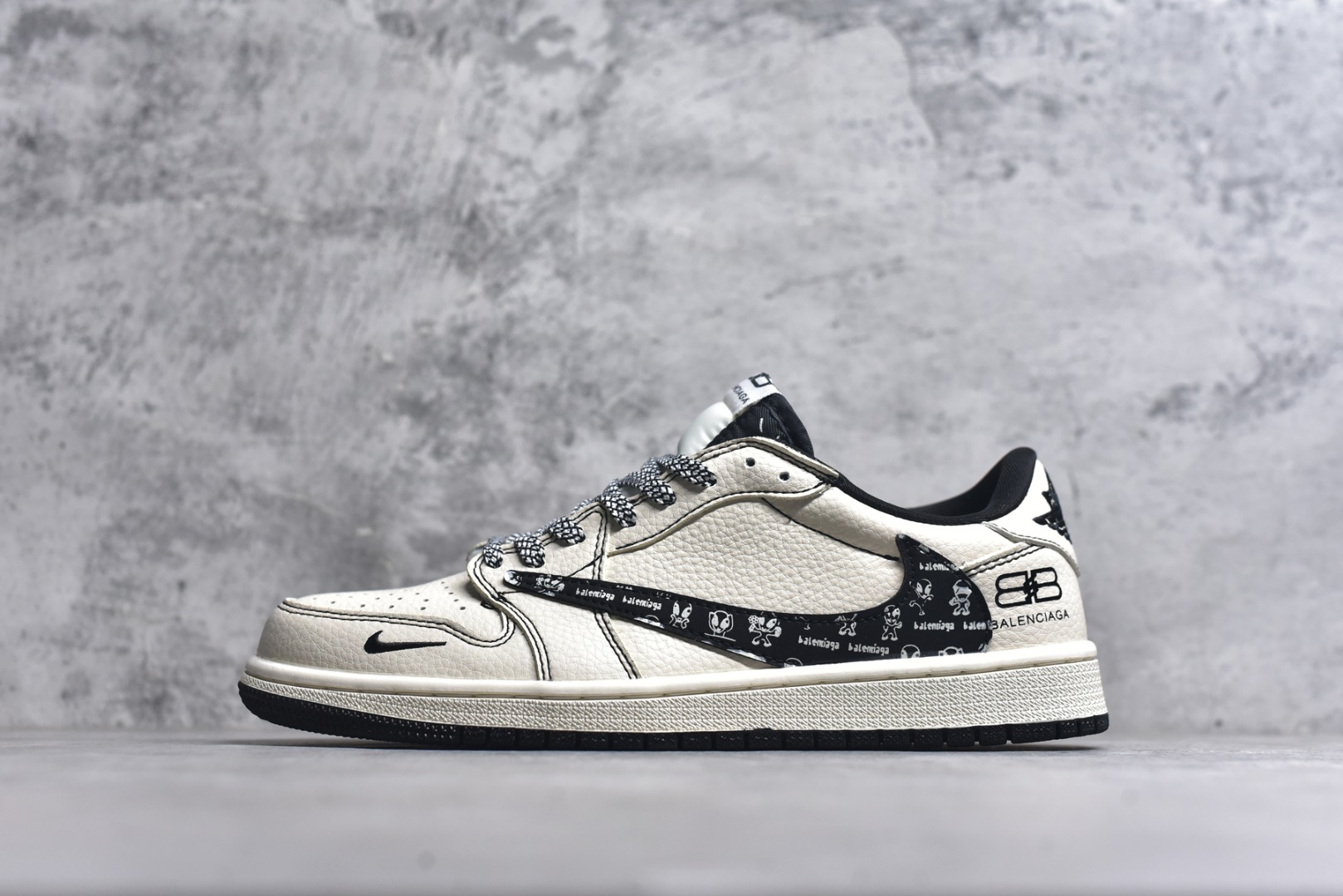 #Travis Scott x Fragment Design x Air Jordan 1 Low OG SP AJ1 乔1联名 米白黑钩巴黎印花 低帮文化休闲板鞋 DS2025-002 #多方联名合作融合了Travis Scott 独特的音乐风格，藤原浩个性的设计风格以及Jordan品牌的经典元素 使其成为一双具有独特身份和价值的鞋子 清新而立体的外观加上联名标识更突出了其独特身份 这种配色方案显示出活力和时尚感 在视觉上引人注目 鞋身的质感和细腻的细节处理使其显得高端而格调十足 这款“倒钩”联名是设计与创意完美结合 融合多方的个性风格是一款备受瞩目的潮流鞋款 尺码：36 36.5 37.5 38 38.5 39 40 40.5 41 42 42.5 43 44 44.5 45 9.E5-选品中心