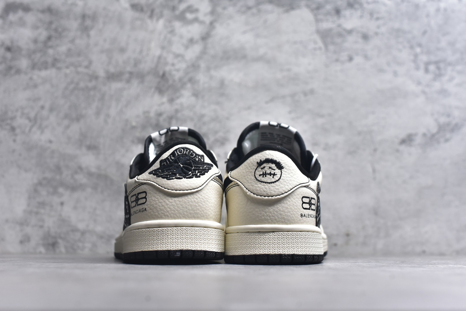 图片[5]-#Travis Scott x Fragment Design x Air Jordan 1 Low OG SP AJ1 乔1联名 米白黑钩巴黎印花 低帮文化休闲板鞋 DS2025-002 #多方联名合作融合了Travis Scott 独特的音乐风格，藤原浩个性的设计风格以及Jordan品牌的经典元素 使其成为一双具有独特身份和价值的鞋子 清新而立体的外观加上联名标识更突出了其独特身份 这种配色方案显示出活力和时尚感 在视觉上引人注目 鞋身的质感和细腻的细节处理使其显得高端而格调十足 这款“倒钩”联名是设计与创意完美结合 融合多方的个性风格是一款备受瞩目的潮流鞋款 尺码：36 36.5 37.5 38 38.5 39 40 40.5 41 42 42.5 43 44 44.5 45 9.E5-选品中心