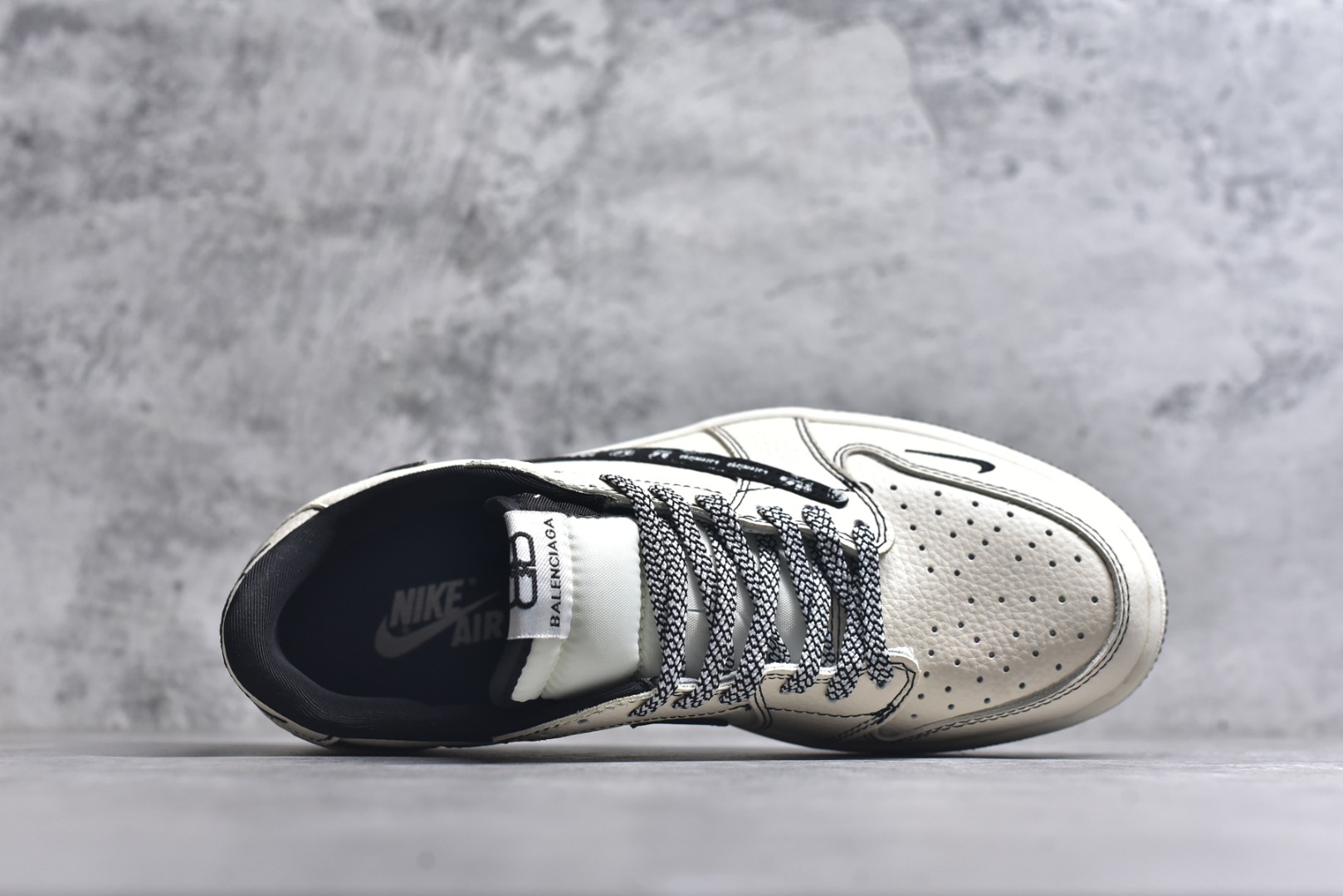 图片[4]-#Travis Scott x Fragment Design x Air Jordan 1 Low OG SP AJ1 乔1联名 米白黑钩巴黎印花 低帮文化休闲板鞋 DS2025-002 #多方联名合作融合了Travis Scott 独特的音乐风格，藤原浩个性的设计风格以及Jordan品牌的经典元素 使其成为一双具有独特身份和价值的鞋子 清新而立体的外观加上联名标识更突出了其独特身份 这种配色方案显示出活力和时尚感 在视觉上引人注目 鞋身的质感和细腻的细节处理使其显得高端而格调十足 这款“倒钩”联名是设计与创意完美结合 融合多方的个性风格是一款备受瞩目的潮流鞋款 尺码：36 36.5 37.5 38 38.5 39 40 40.5 41 42 42.5 43 44 44.5 45 9.E5-选品中心