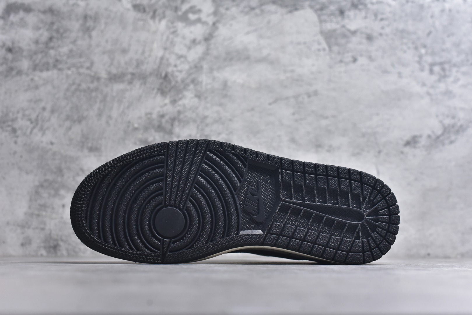 图片[6]-#Travis Scott x Fragment Design x Air Jordan 1 Low OG SP AJ1 乔1联名 米白黑钩巴黎印花 低帮文化休闲板鞋 DS2025-002 #多方联名合作融合了Travis Scott 独特的音乐风格，藤原浩个性的设计风格以及Jordan品牌的经典元素 使其成为一双具有独特身份和价值的鞋子 清新而立体的外观加上联名标识更突出了其独特身份 这种配色方案显示出活力和时尚感 在视觉上引人注目 鞋身的质感和细腻的细节处理使其显得高端而格调十足 这款“倒钩”联名是设计与创意完美结合 融合多方的个性风格是一款备受瞩目的潮流鞋款 尺码：36 36.5 37.5 38 38.5 39 40 40.5 41 42 42.5 43 44 44.5 45 9.E5-选品中心