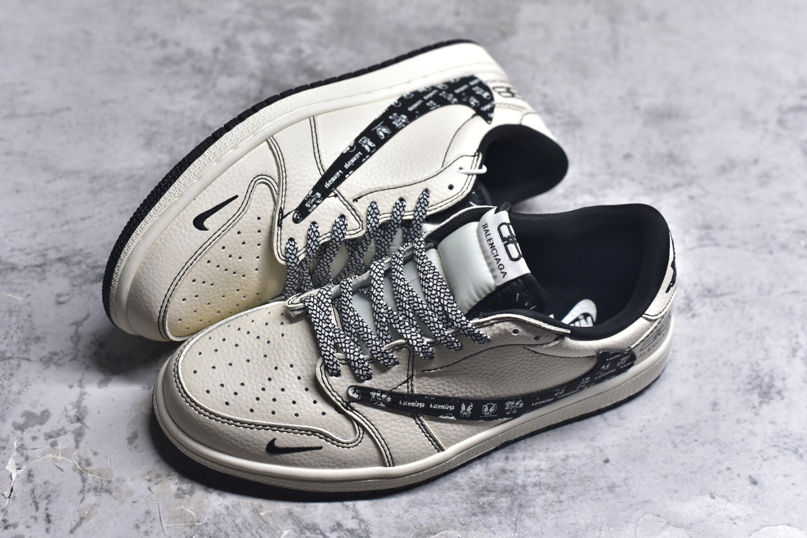图片[7]-#Travis Scott x Fragment Design x Air Jordan 1 Low OG SP AJ1 乔1联名 米白黑钩巴黎印花 低帮文化休闲板鞋 DS2025-002 #多方联名合作融合了Travis Scott 独特的音乐风格，藤原浩个性的设计风格以及Jordan品牌的经典元素 使其成为一双具有独特身份和价值的鞋子 清新而立体的外观加上联名标识更突出了其独特身份 这种配色方案显示出活力和时尚感 在视觉上引人注目 鞋身的质感和细腻的细节处理使其显得高端而格调十足 这款“倒钩”联名是设计与创意完美结合 融合多方的个性风格是一款备受瞩目的潮流鞋款 尺码：36 36.5 37.5 38 38.5 39 40 40.5 41 42 42.5 43 44 44.5 45 9.E5-选品中心