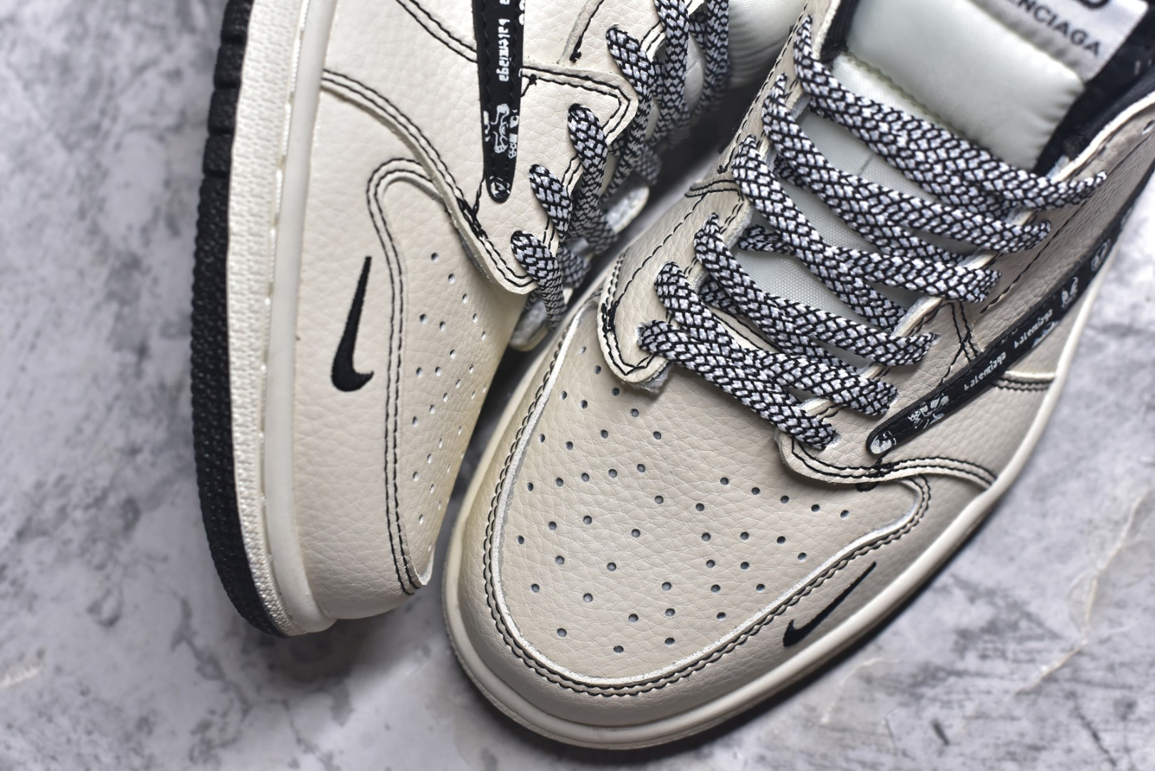 图片[8]-#Travis Scott x Fragment Design x Air Jordan 1 Low OG SP AJ1 乔1联名 米白黑钩巴黎印花 低帮文化休闲板鞋 DS2025-002 #多方联名合作融合了Travis Scott 独特的音乐风格，藤原浩个性的设计风格以及Jordan品牌的经典元素 使其成为一双具有独特身份和价值的鞋子 清新而立体的外观加上联名标识更突出了其独特身份 这种配色方案显示出活力和时尚感 在视觉上引人注目 鞋身的质感和细腻的细节处理使其显得高端而格调十足 这款“倒钩”联名是设计与创意完美结合 融合多方的个性风格是一款备受瞩目的潮流鞋款 尺码：36 36.5 37.5 38 38.5 39 40 40.5 41 42 42.5 43 44 44.5 45 9.E5-选品中心