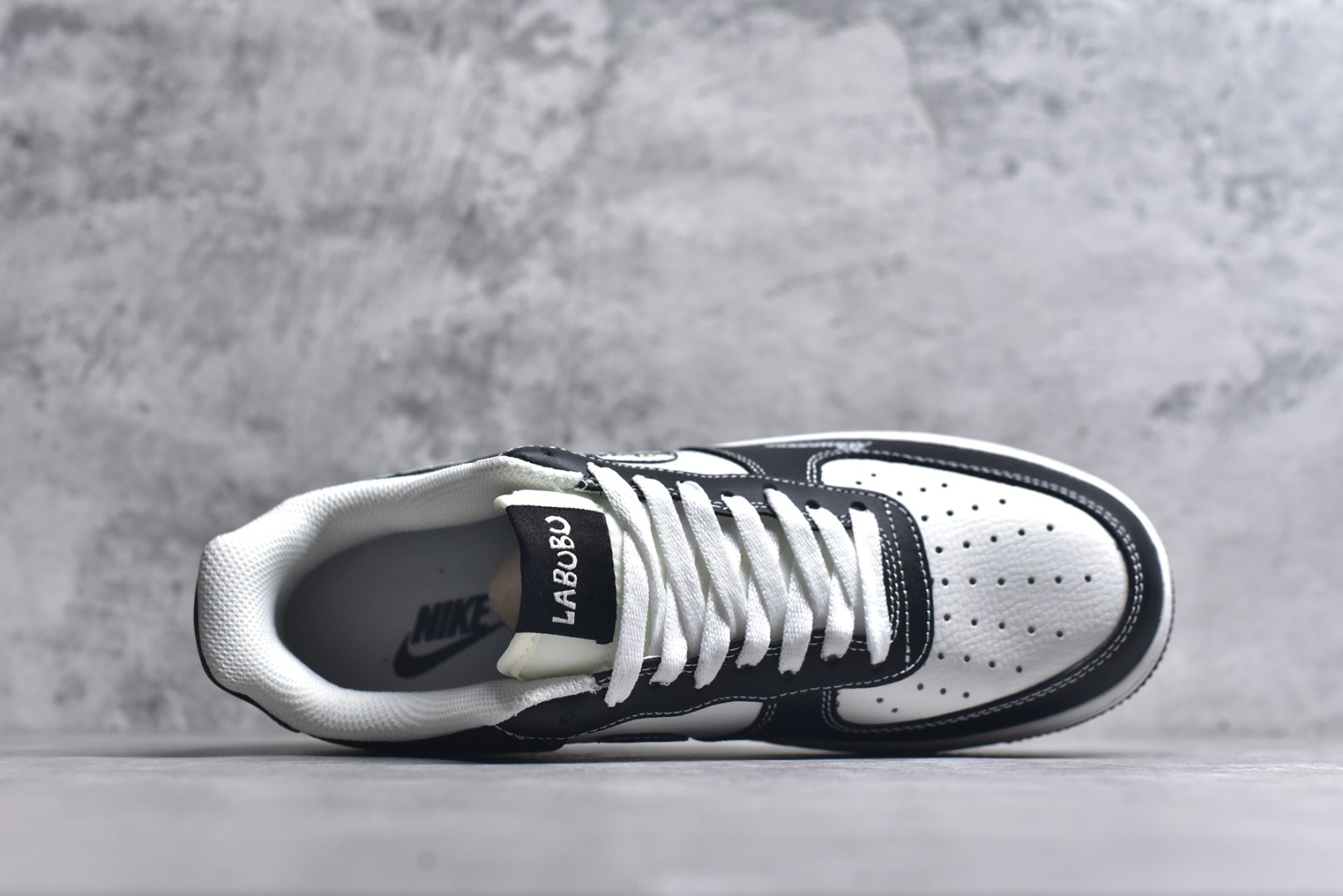 图片[4]-#海外限量发售！公司级NIke Air Force 1 \’07 Low “黑色涂鸦拉布布”空军一号 低帮 运动鞋 休闲鞋 折边针车 工艺难度大 原楦头原纸板 原装鞋盒 定制五金配件 内置全掌气垫 原厂鞋底 货号：KJ5188-001 尺码：36 36.5 37.5 38 38.5 39 40 40.5 41 42 42.5 43 44 44.5 45-选品中心