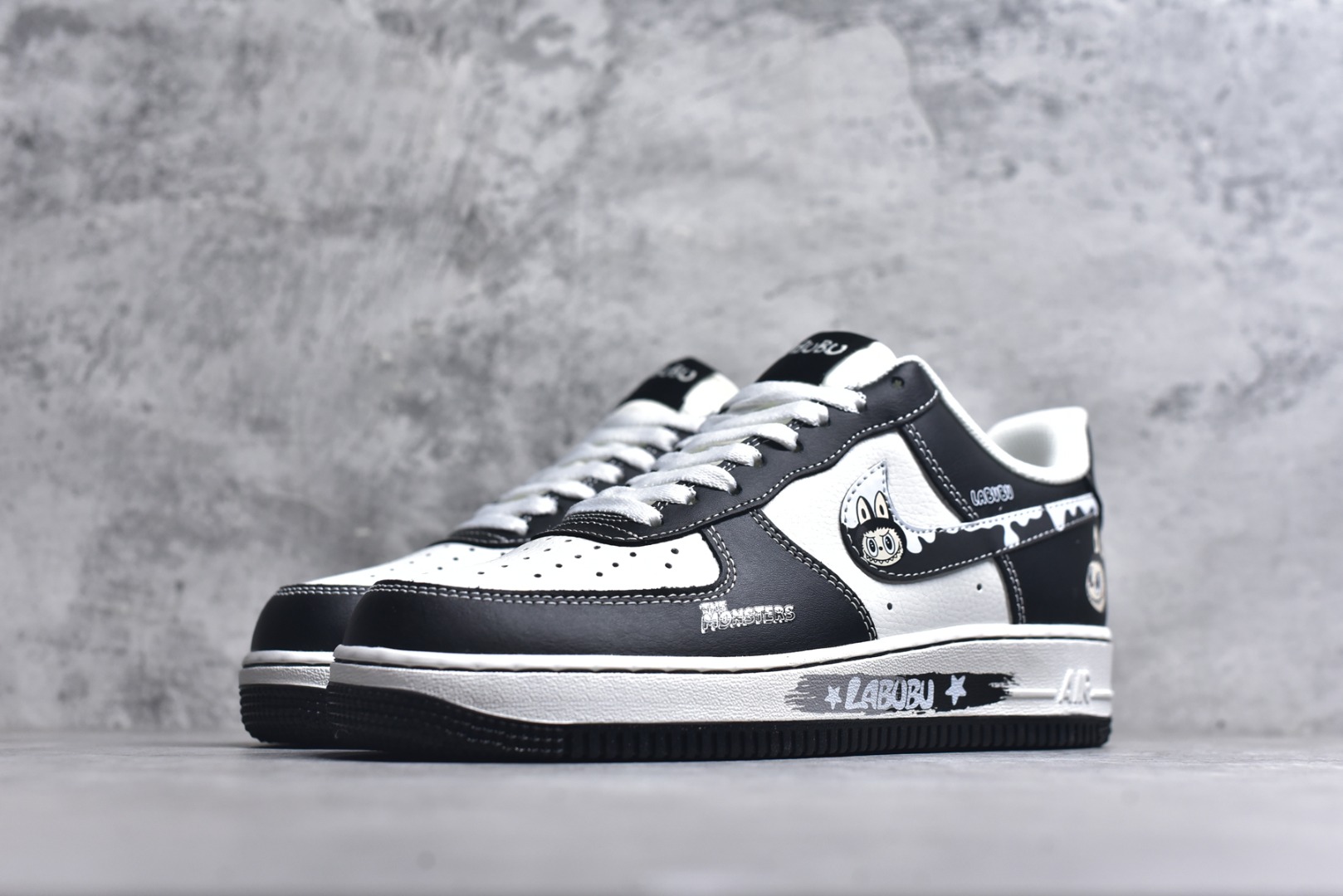 图片[2]-#海外限量发售！公司级NIke Air Force 1 \’07 Low “黑色涂鸦拉布布”空军一号 低帮 运动鞋 休闲鞋 折边针车 工艺难度大 原楦头原纸板 原装鞋盒 定制五金配件 内置全掌气垫 原厂鞋底 货号：KJ5188-001 尺码：36 36.5 37.5 38 38.5 39 40 40.5 41 42 42.5 43 44 44.5 45-选品中心
