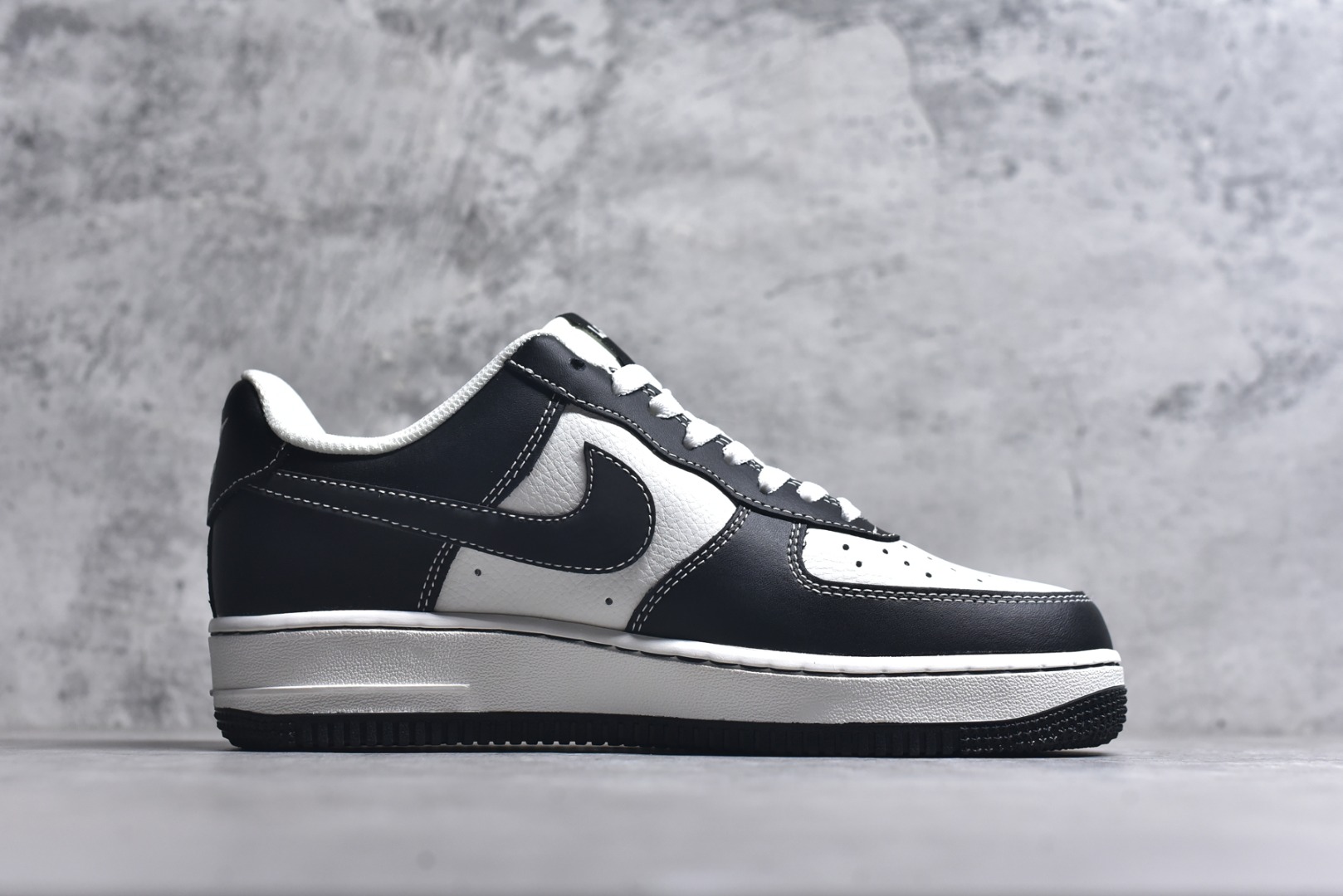 图片[3]-#海外限量发售！公司级NIke Air Force 1 \’07 Low “黑色涂鸦拉布布”空军一号 低帮 运动鞋 休闲鞋 折边针车 工艺难度大 原楦头原纸板 原装鞋盒 定制五金配件 内置全掌气垫 原厂鞋底 货号：KJ5188-001 尺码：36 36.5 37.5 38 38.5 39 40 40.5 41 42 42.5 43 44 44.5 45-选品中心