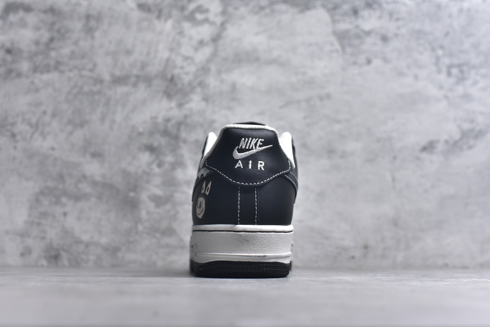图片[5]-#海外限量发售！公司级NIke Air Force 1 \’07 Low “黑色涂鸦拉布布”空军一号 低帮 运动鞋 休闲鞋 折边针车 工艺难度大 原楦头原纸板 原装鞋盒 定制五金配件 内置全掌气垫 原厂鞋底 货号：KJ5188-001 尺码：36 36.5 37.5 38 38.5 39 40 40.5 41 42 42.5 43 44 44.5 45-选品中心