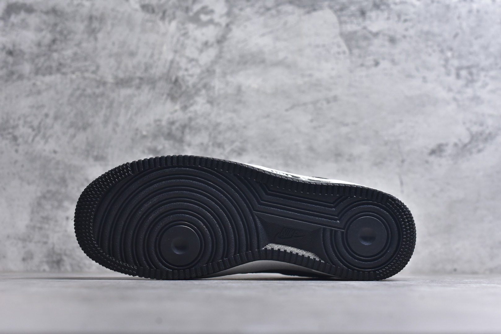 图片[6]-#海外限量发售！公司级NIke Air Force 1 \’07 Low “黑色涂鸦拉布布”空军一号 低帮 运动鞋 休闲鞋 折边针车 工艺难度大 原楦头原纸板 原装鞋盒 定制五金配件 内置全掌气垫 原厂鞋底 货号：KJ5188-001 尺码：36 36.5 37.5 38 38.5 39 40 40.5 41 42 42.5 43 44 44.5 45-选品中心