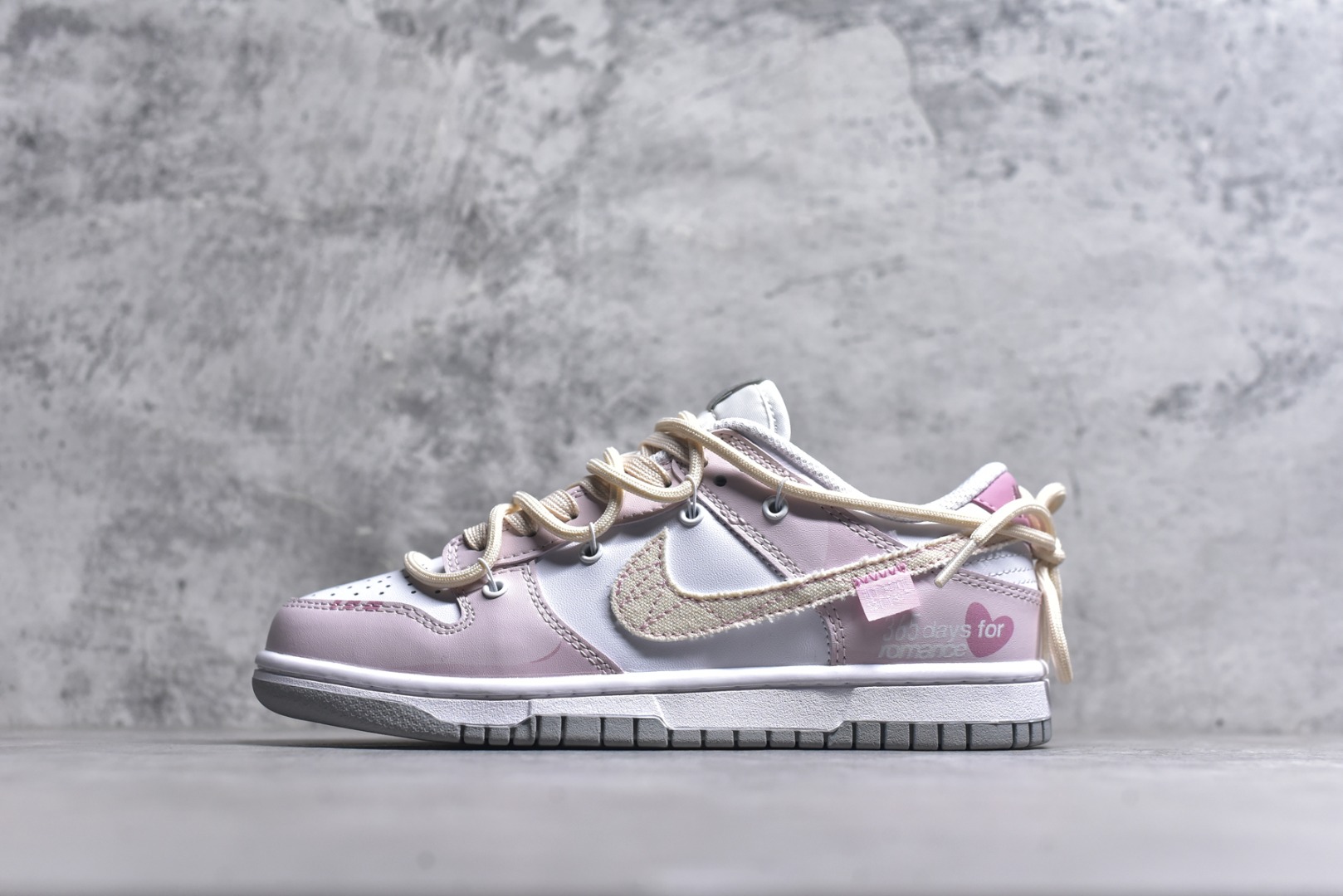 #Nike SB Dunk Low 情人节粉绑带 低帮休闲板鞋 DD1391-103 #定制鞋盒 超高清洁度 皮料切割干净无任何毛边 细节完美 尺码：35.5 36 36.5 37.5 38 38.5 39 40 9.E5-选品中心