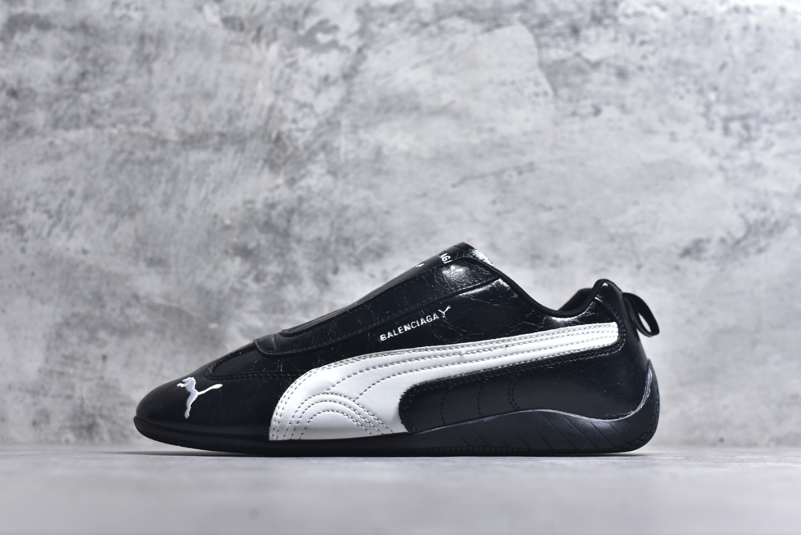 #PUMA 彪马 x Speedcat Suede Balenciaga巴黎世家 Speedcat 系列 薄底鞋 牛皮绒面革 圆头做旧磨损 低帮 生活休闲鞋 极速赛车系列 复古运动休闲跑鞋 充正版本 鞋面设计轻量透气 提供了舒适性和穿着感受 柔软内里材质 穿着更加舒适 橡胶鞋底提供持久的牵引力 货号： 40651501 尺码：35 36 37 38 39 40 41 42 43 44 45-选品中心