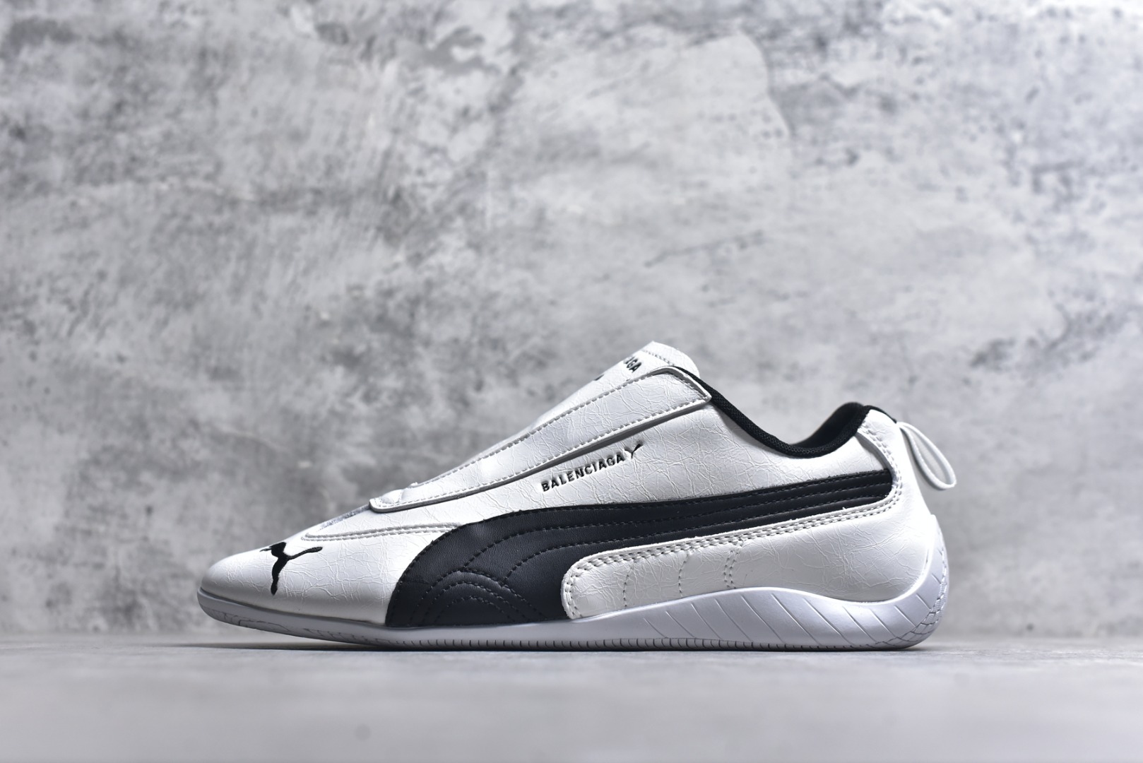 #PUMA 彪马 x Speedcat Suede Balenciaga巴黎世家 Speedcat 系列 薄底鞋 牛皮绒面革 圆头做旧磨损 低帮 生活休闲鞋 极速赛车系列 复古运动休闲跑鞋 充正版本 鞋面设计轻量透气 提供了舒适性和穿着感受 柔软内里材质 穿着更加舒适 橡胶鞋底提供持久的牵引力 货号： 40651502 尺码：35 36 37 38 39 40 41 42 43 44 45-选品中心