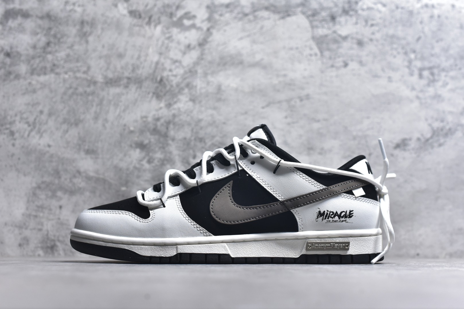 #Nike Dunk Low 冰咖少年 当晨光漫过杯沿,咖啡的醇香与冰块的清冽在空气中交融,此款以冰咖少年为灵感,将此刻定格成可穿戴的视觉诗篇。鞋身以象牙白为基底,侧翼冰咖棕勾勒出Swoosh的利落剪影,恰似浓缩咖啡注入时的渐变层次,让整体配色如一杯精心调配的冰拿铁,三分冷感,七分高级。 货号: WG0515-089 尺码: 40 40.5 41 42 42.5 43 44 44.5 45 46-选品中心