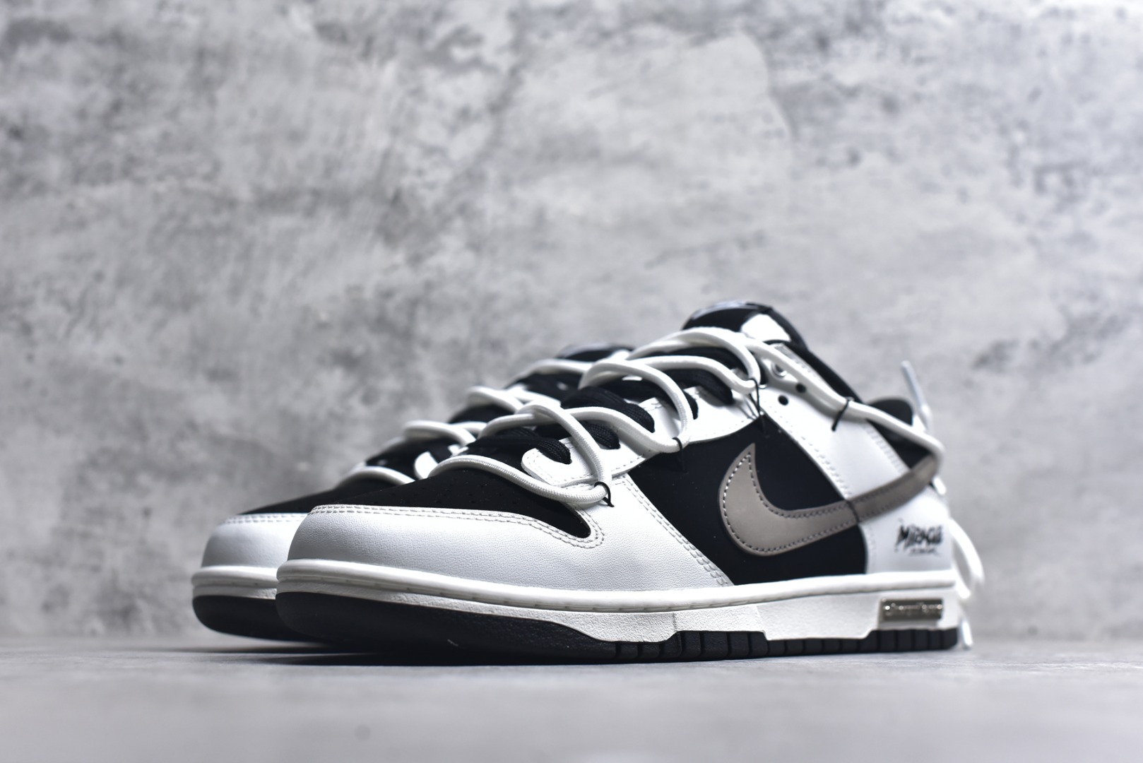 图片[2]-#Nike Dunk Low 冰咖少年 当晨光漫过杯沿，咖啡的醇香与冰块的清冽在空气中交融，此款以冰咖少年为灵感，将此刻定格成可穿戴的视觉诗篇。鞋身以象牙白为基底，侧翼冰咖棕勾勒出Swoosh的利落剪影，恰似浓缩咖啡注入时的渐变层次，让整体配色如一杯精心调配的冰拿铁，三分冷感，七分高级。 货号： WG0515-089 尺码： 40 40.5 41 42 42.5 43 44 44.5 45 46-选品中心