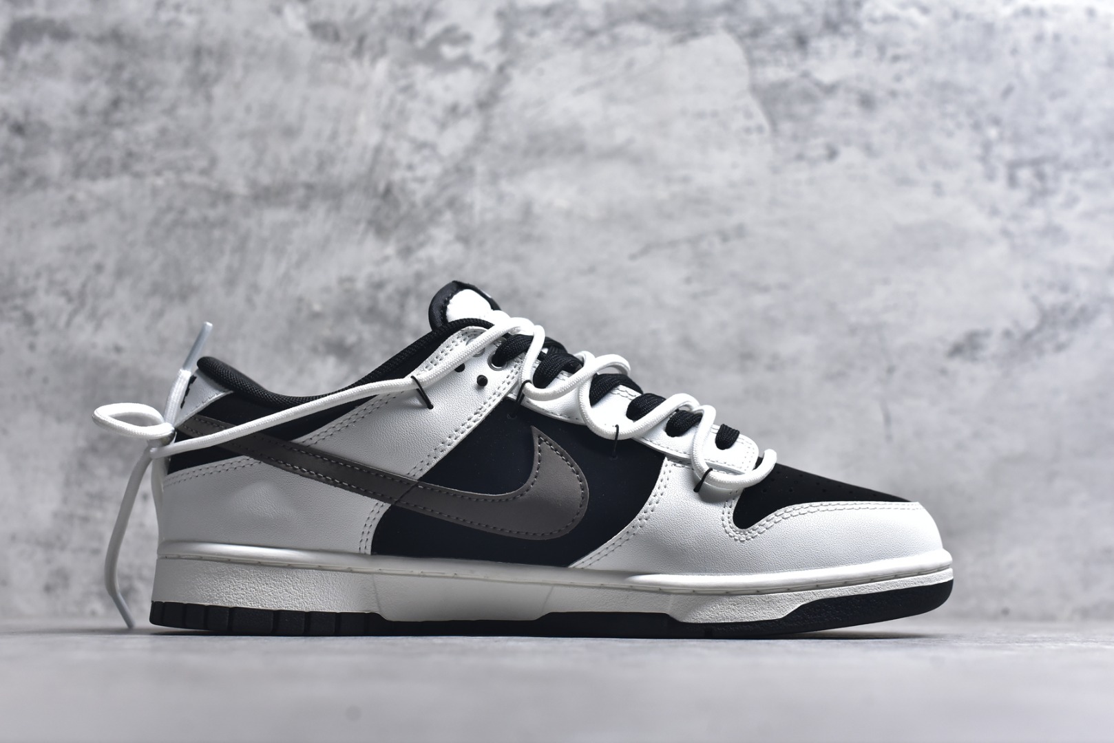 图片[3]-#Nike Dunk Low 冰咖少年 当晨光漫过杯沿，咖啡的醇香与冰块的清冽在空气中交融，此款以冰咖少年为灵感，将此刻定格成可穿戴的视觉诗篇。鞋身以象牙白为基底，侧翼冰咖棕勾勒出Swoosh的利落剪影，恰似浓缩咖啡注入时的渐变层次，让整体配色如一杯精心调配的冰拿铁，三分冷感，七分高级。 货号： WG0515-089 尺码： 40 40.5 41 42 42.5 43 44 44.5 45 46-选品中心