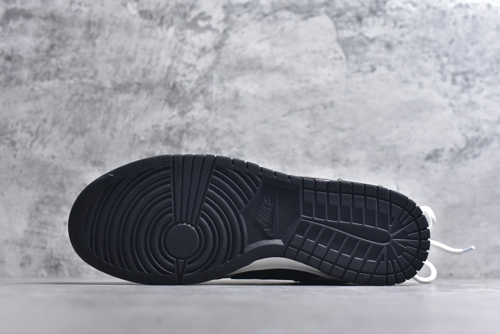 图片[6]-#Nike Dunk Low 冰咖少年 当晨光漫过杯沿，咖啡的醇香与冰块的清冽在空气中交融，此款以冰咖少年为灵感，将此刻定格成可穿戴的视觉诗篇。鞋身以象牙白为基底，侧翼冰咖棕勾勒出Swoosh的利落剪影，恰似浓缩咖啡注入时的渐变层次，让整体配色如一杯精心调配的冰拿铁，三分冷感，七分高级。 货号： WG0515-089 尺码： 40 40.5 41 42 42.5 43 44 44.5 45 46-选品中心