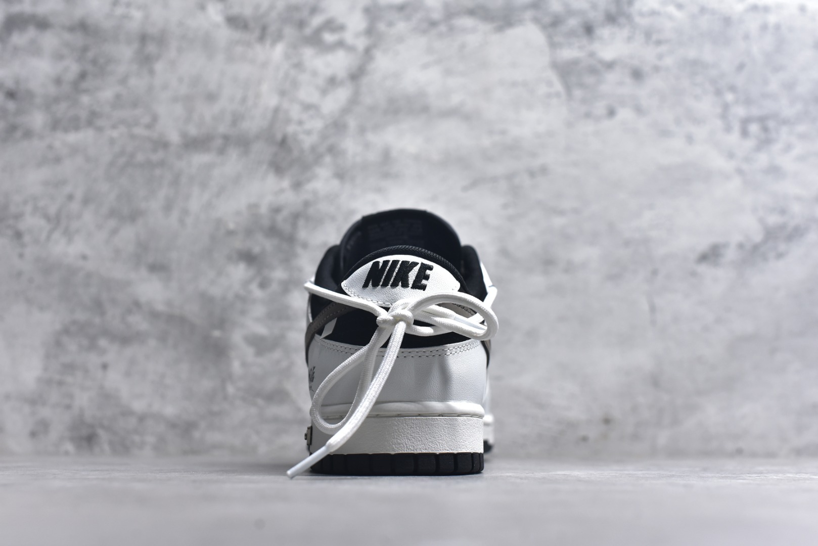图片[5]-#Nike Dunk Low 冰咖少年 当晨光漫过杯沿，咖啡的醇香与冰块的清冽在空气中交融，此款以冰咖少年为灵感，将此刻定格成可穿戴的视觉诗篇。鞋身以象牙白为基底，侧翼冰咖棕勾勒出Swoosh的利落剪影，恰似浓缩咖啡注入时的渐变层次，让整体配色如一杯精心调配的冰拿铁，三分冷感，七分高级。 货号： WG0515-089 尺码： 40 40.5 41 42 42.5 43 44 44.5 45 46-选品中心