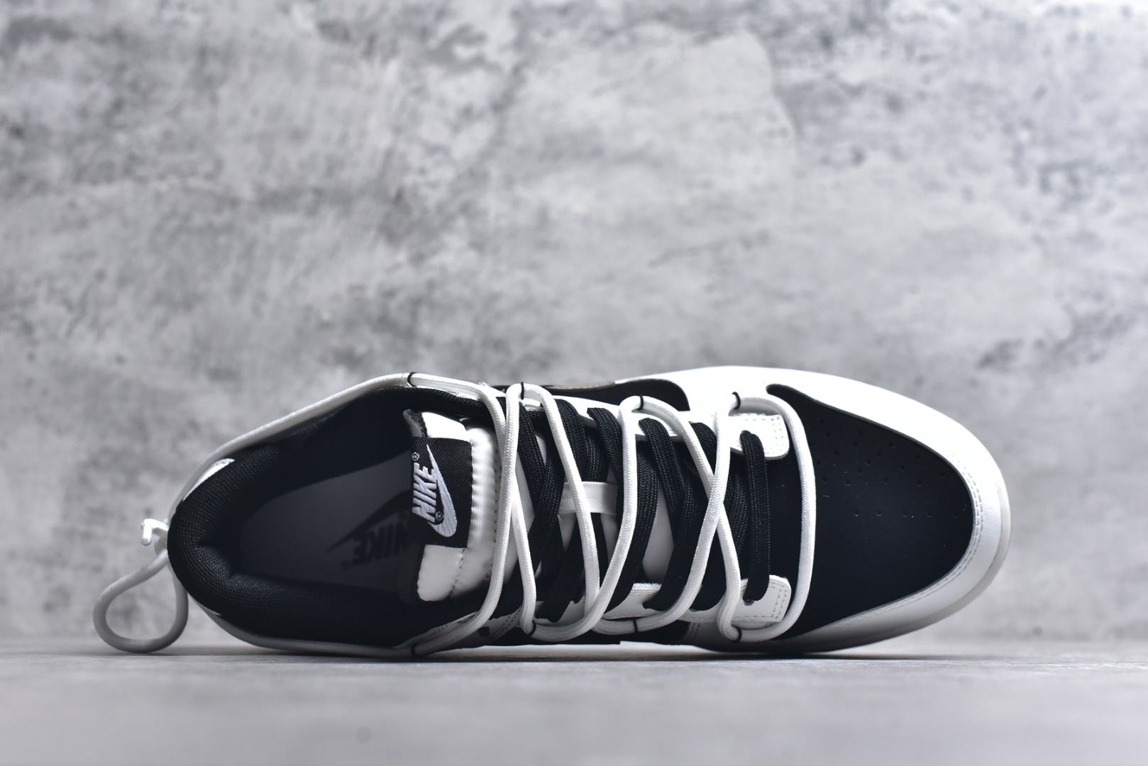 图片[4]-#Nike Dunk Low 冰咖少年 当晨光漫过杯沿，咖啡的醇香与冰块的清冽在空气中交融，此款以冰咖少年为灵感，将此刻定格成可穿戴的视觉诗篇。鞋身以象牙白为基底，侧翼冰咖棕勾勒出Swoosh的利落剪影，恰似浓缩咖啡注入时的渐变层次，让整体配色如一杯精心调配的冰拿铁，三分冷感，七分高级。 货号： WG0515-089 尺码： 40 40.5 41 42 42.5 43 44 44.5 45 46-选品中心