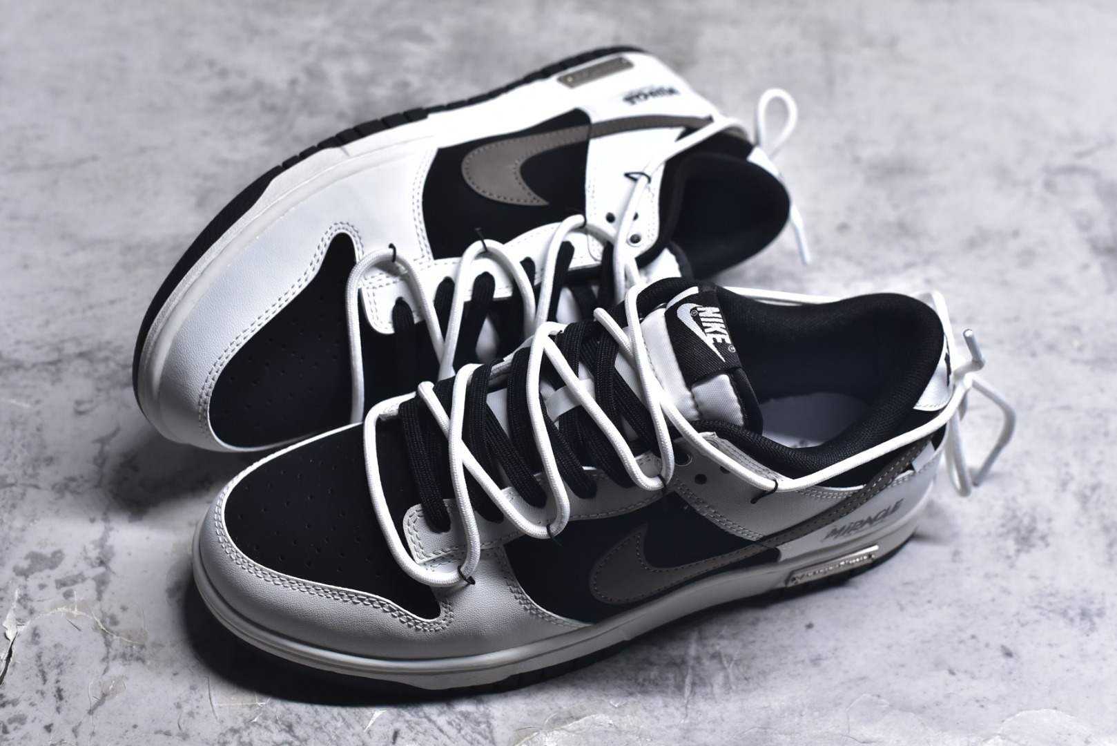 图片[7]-#Nike Dunk Low 冰咖少年 当晨光漫过杯沿，咖啡的醇香与冰块的清冽在空气中交融，此款以冰咖少年为灵感，将此刻定格成可穿戴的视觉诗篇。鞋身以象牙白为基底，侧翼冰咖棕勾勒出Swoosh的利落剪影，恰似浓缩咖啡注入时的渐变层次，让整体配色如一杯精心调配的冰拿铁，三分冷感，七分高级。 货号： WG0515-089 尺码： 40 40.5 41 42 42.5 43 44 44.5 45 46-选品中心