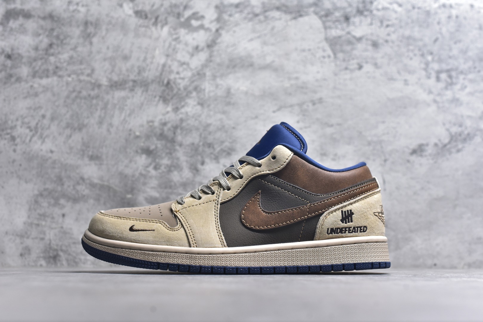 #海外爆款限量发售！Nike Jordan Air Jordan 1“UN联名——灰棕猪八” 高端定制 低帮 复古 减震 防滑 耐磨 篮球鞋 定制鞋盒 大厂纯原品质出货 超高清洁度 皮料切割干净无任何毛边 细节完美 货号：QG2025-003 尺码：36 36.5 37.5 38 38.5 39 40 40.5 41 42 42.5 43 44 44.5 45-选品中心