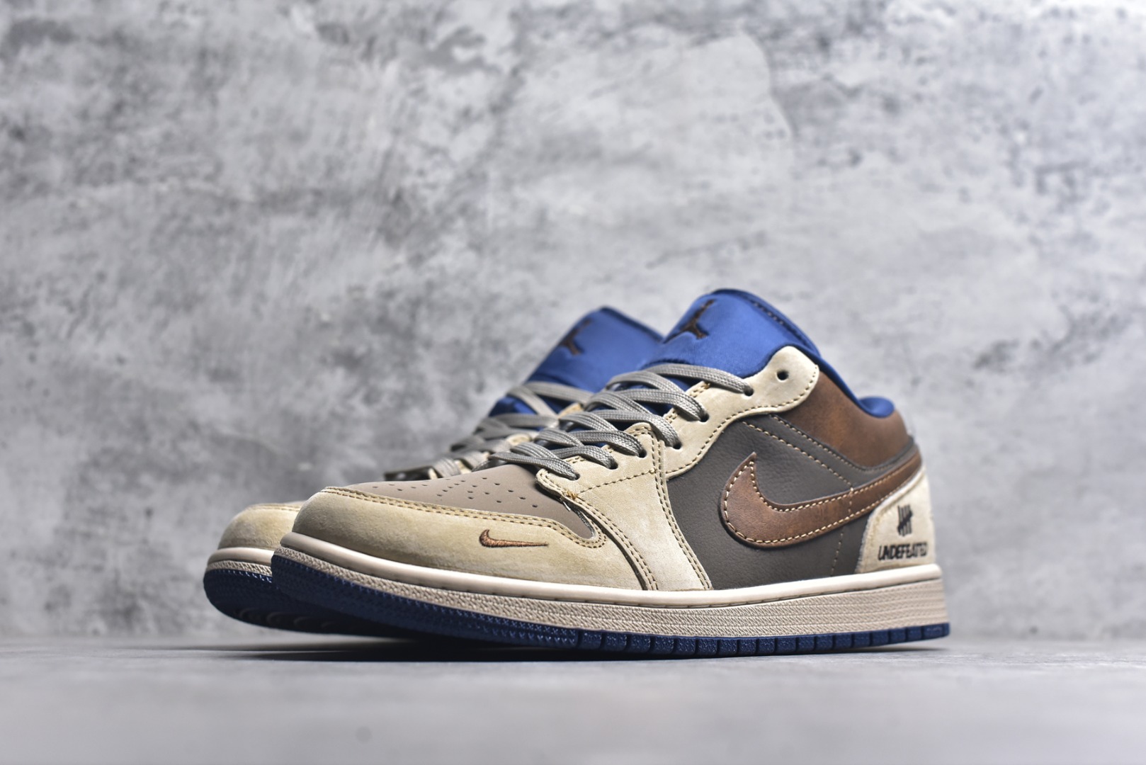 图片[2]-#海外爆款限量发售！Nike Jordan Air Jordan 1“UN联名——灰棕猪八” 高端定制 低帮 复古 减震 防滑 耐磨 篮球鞋 定制鞋盒 大厂纯原品质出货 超高清洁度 皮料切割干净无任何毛边 细节完美 货号：QG2025-003 尺码：36 36.5 37.5 38 38.5 39 40 40.5 41 42 42.5 43 44 44.5 45-选品中心