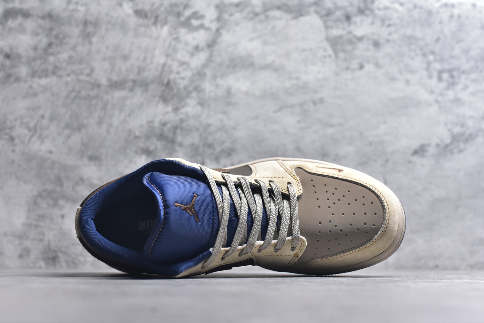 图片[4]-#海外爆款限量发售！Nike Jordan Air Jordan 1“UN联名——灰棕猪八” 高端定制 低帮 复古 减震 防滑 耐磨 篮球鞋 定制鞋盒 大厂纯原品质出货 超高清洁度 皮料切割干净无任何毛边 细节完美 货号：QG2025-003 尺码：36 36.5 37.5 38 38.5 39 40 40.5 41 42 42.5 43 44 44.5 45-选品中心