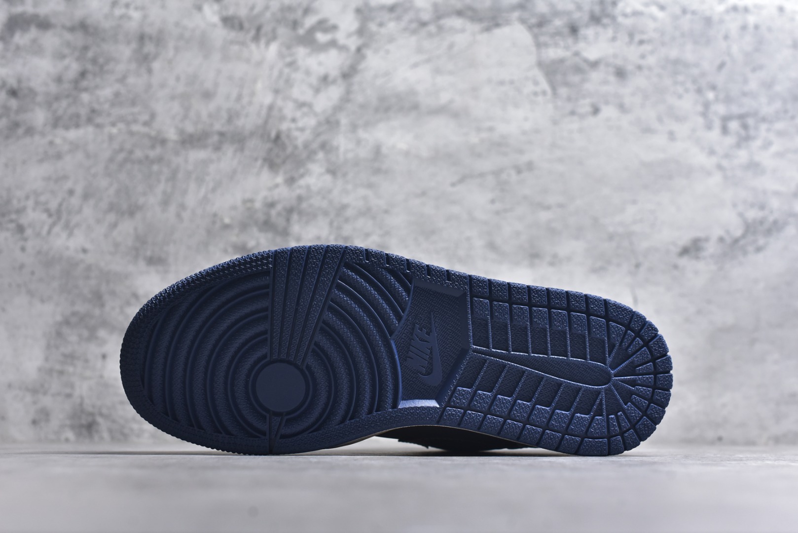 图片[6]-#海外爆款限量发售！Nike Jordan Air Jordan 1“UN联名——灰棕猪八” 高端定制 低帮 复古 减震 防滑 耐磨 篮球鞋 定制鞋盒 大厂纯原品质出货 超高清洁度 皮料切割干净无任何毛边 细节完美 货号：QG2025-003 尺码：36 36.5 37.5 38 38.5 39 40 40.5 41 42 42.5 43 44 44.5 45-选品中心