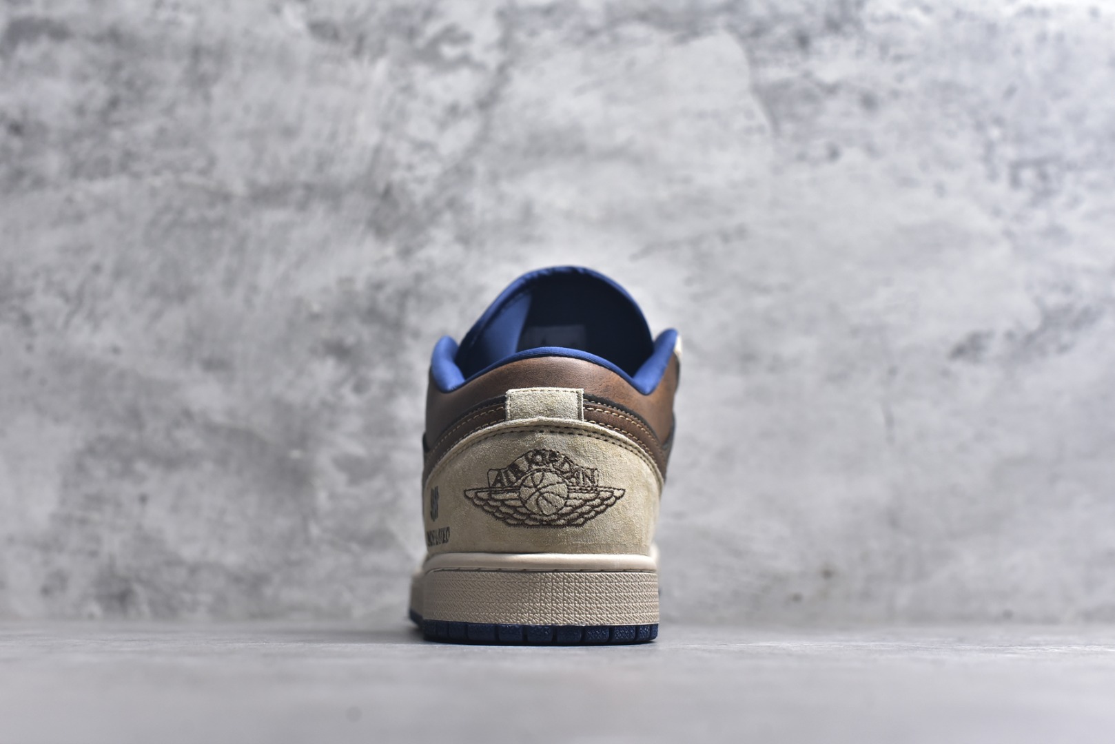 图片[5]-#海外爆款限量发售！Nike Jordan Air Jordan 1“UN联名——灰棕猪八” 高端定制 低帮 复古 减震 防滑 耐磨 篮球鞋 定制鞋盒 大厂纯原品质出货 超高清洁度 皮料切割干净无任何毛边 细节完美 货号：QG2025-003 尺码：36 36.5 37.5 38 38.5 39 40 40.5 41 42 42.5 43 44 44.5 45-选品中心