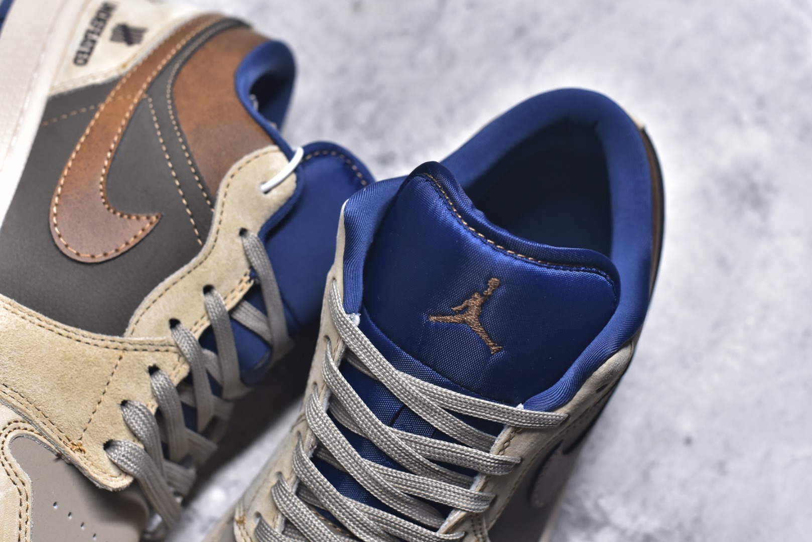 图片[9]-#海外爆款限量发售！Nike Jordan Air Jordan 1“UN联名——灰棕猪八” 高端定制 低帮 复古 减震 防滑 耐磨 篮球鞋 定制鞋盒 大厂纯原品质出货 超高清洁度 皮料切割干净无任何毛边 细节完美 货号：QG2025-003 尺码：36 36.5 37.5 38 38.5 39 40 40.5 41 42 42.5 43 44 44.5 45-选品中心