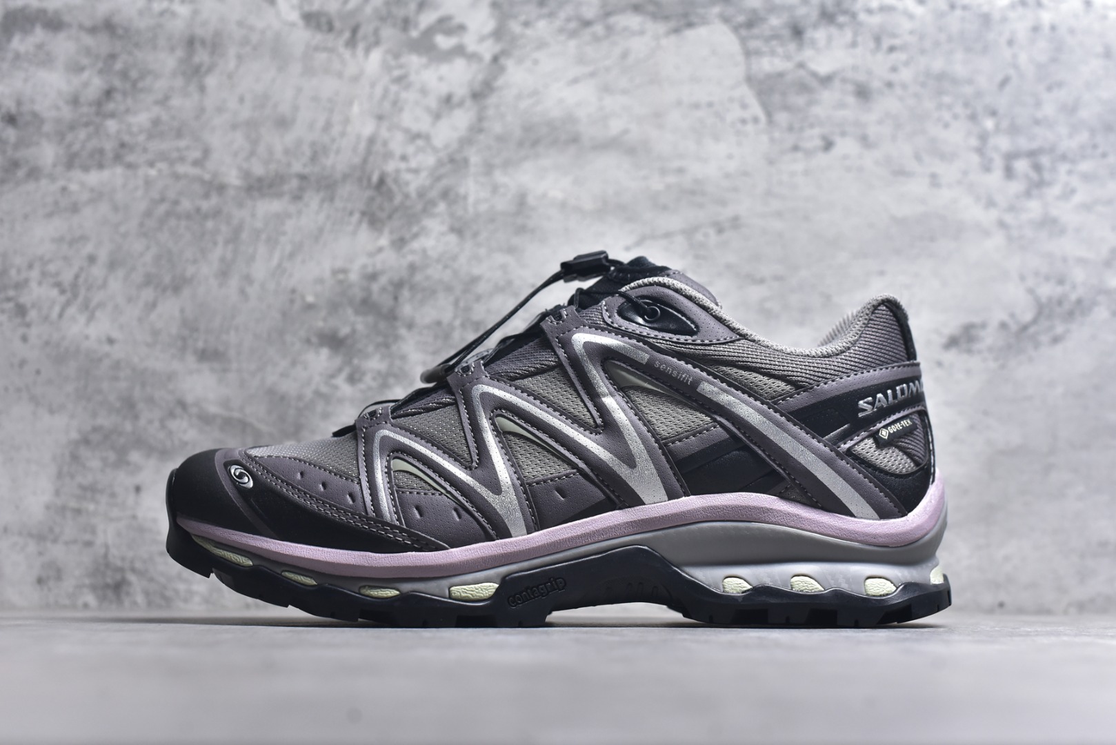 #Salomon XT-QUEST ADV 萨洛蒙情侣款户外机能鞋 491277 全新绿x升级版 品质大改进 ️ 全鞋改进为原厂一致材料打造 全新修长鞋型 相对老版臃肿鞋型 此版的版型更正 全新玻璃冲刀 清洁度提升 同步原版左右鞋带孔的间距加大（之前老版间距太小） 网面与鞋头材料校对一致无色差（老版网面有色差） 鞋后跟反口V字定型同步zp（老版臃肿为U字后跟反口） 鞋舌两侧鞋帮脚踝处更加直挺（之前老版往中间踏） 鞋盒黑盒改正为原版牛皮纸鞋盒 鞋头处添加☯️太极标 所有细节多次修改校正 坚持同步原版无差别 毋庸置疑全市场最好的版本💪🏻终端优势供应 尺码：36-46-选品中心