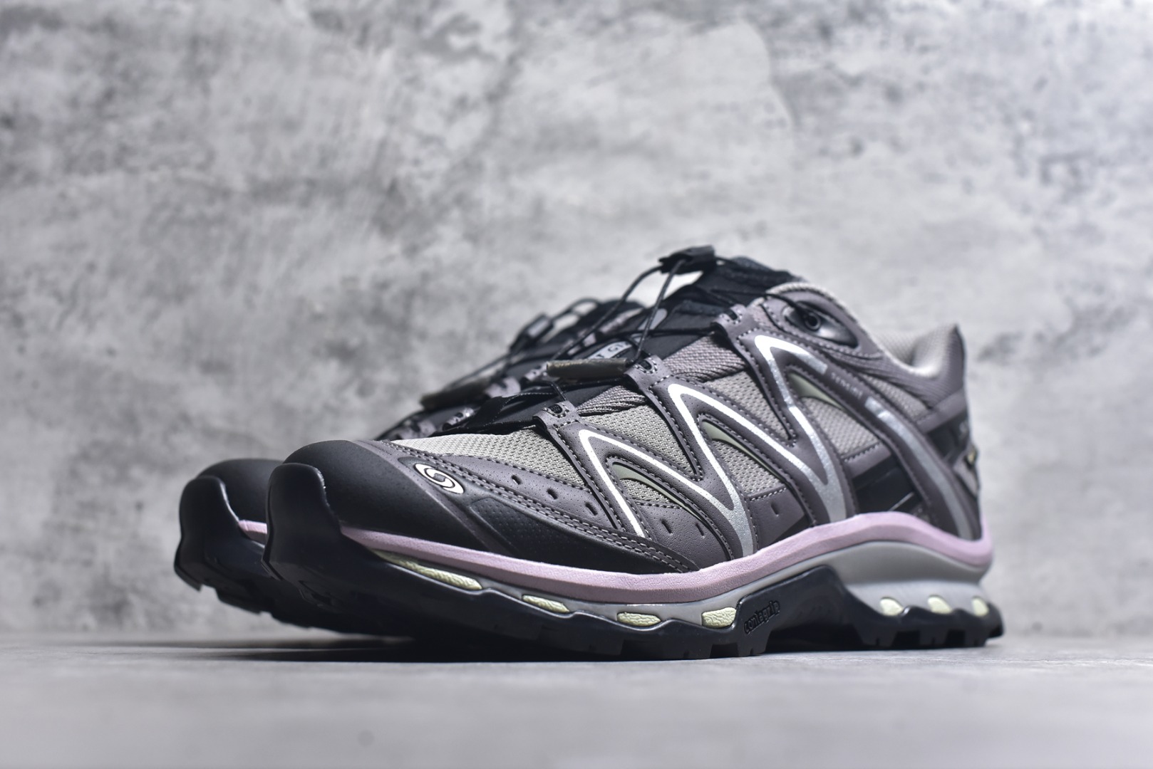 图片[2]-#Salomon XT-QUEST ADV 萨洛蒙情侣款户外机能鞋 491277 全新绿x升级版 品质大改进 ️ 全鞋改进为原厂一致材料打造 全新修长鞋型 相对老版臃肿鞋型 此版的版型更正 全新玻璃冲刀 清洁度提升 同步原版左右鞋带孔的间距加大（之前老版间距太小） 网面与鞋头材料校对一致无色差（老版网面有色差） 鞋后跟反口V字定型同步zp（老版臃肿为U字后跟反口） 鞋舌两侧鞋帮脚踝处更加直挺（之前老版往中间踏） 鞋盒黑盒改正为原版牛皮纸鞋盒 鞋头处添加☯️太极标 所有细节多次修改校正 坚持同步原版无差别 毋庸置疑全市场最好的版本💪🏻终端优势供应 尺码：36-46-选品中心