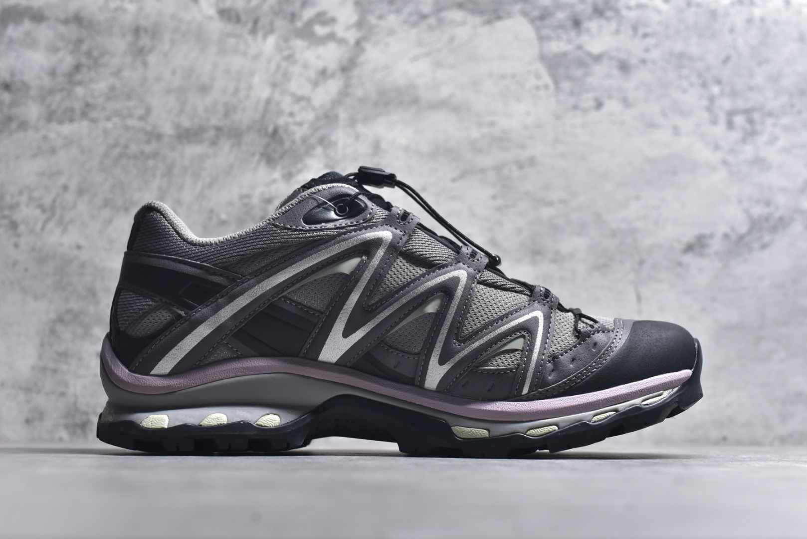 图片[3]-#Salomon XT-QUEST ADV 萨洛蒙情侣款户外机能鞋 491277 全新绿x升级版 品质大改进 ️ 全鞋改进为原厂一致材料打造 全新修长鞋型 相对老版臃肿鞋型 此版的版型更正 全新玻璃冲刀 清洁度提升 同步原版左右鞋带孔的间距加大（之前老版间距太小） 网面与鞋头材料校对一致无色差（老版网面有色差） 鞋后跟反口V字定型同步zp（老版臃肿为U字后跟反口） 鞋舌两侧鞋帮脚踝处更加直挺（之前老版往中间踏） 鞋盒黑盒改正为原版牛皮纸鞋盒 鞋头处添加☯️太极标 所有细节多次修改校正 坚持同步原版无差别 毋庸置疑全市场最好的版本💪🏻终端优势供应 尺码：36-46-选品中心