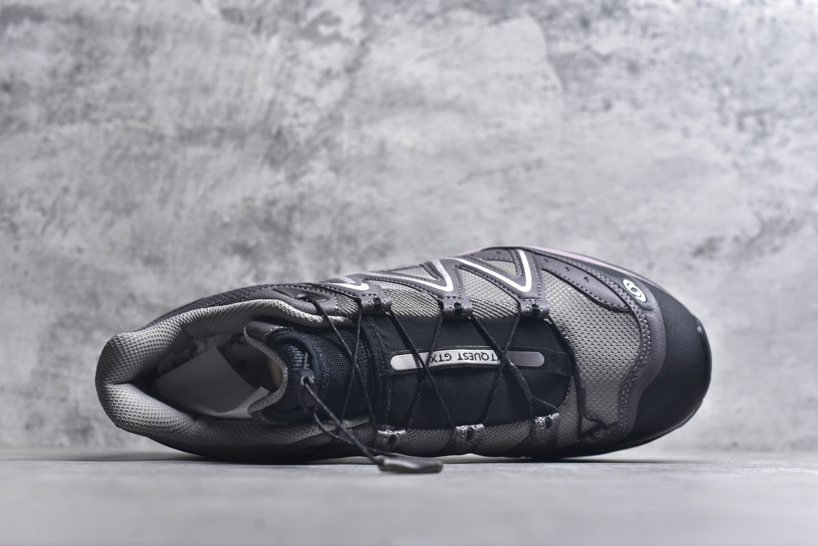 图片[4]-#Salomon XT-QUEST ADV 萨洛蒙情侣款户外机能鞋 491277 全新绿x升级版 品质大改进 ️ 全鞋改进为原厂一致材料打造 全新修长鞋型 相对老版臃肿鞋型 此版的版型更正 全新玻璃冲刀 清洁度提升 同步原版左右鞋带孔的间距加大（之前老版间距太小） 网面与鞋头材料校对一致无色差（老版网面有色差） 鞋后跟反口V字定型同步zp（老版臃肿为U字后跟反口） 鞋舌两侧鞋帮脚踝处更加直挺（之前老版往中间踏） 鞋盒黑盒改正为原版牛皮纸鞋盒 鞋头处添加☯️太极标 所有细节多次修改校正 坚持同步原版无差别 毋庸置疑全市场最好的版本💪🏻终端优势供应 尺码：36-46-选品中心