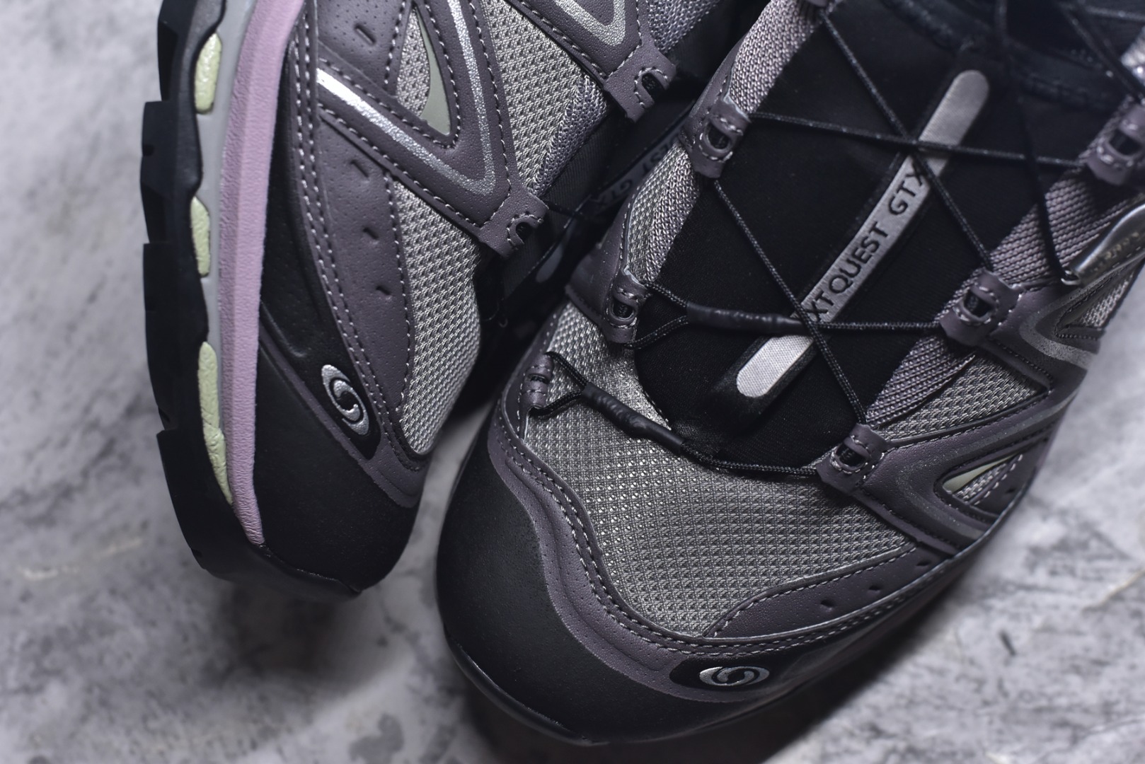 图片[8]-#Salomon XT-QUEST ADV 萨洛蒙情侣款户外机能鞋 491277 全新绿x升级版 品质大改进 ️ 全鞋改进为原厂一致材料打造 全新修长鞋型 相对老版臃肿鞋型 此版的版型更正 全新玻璃冲刀 清洁度提升 同步原版左右鞋带孔的间距加大（之前老版间距太小） 网面与鞋头材料校对一致无色差（老版网面有色差） 鞋后跟反口V字定型同步zp（老版臃肿为U字后跟反口） 鞋舌两侧鞋帮脚踝处更加直挺（之前老版往中间踏） 鞋盒黑盒改正为原版牛皮纸鞋盒 鞋头处添加☯️太极标 所有细节多次修改校正 坚持同步原版无差别 毋庸置疑全市场最好的版本💪🏻终端优势供应 尺码：36-46-选品中心