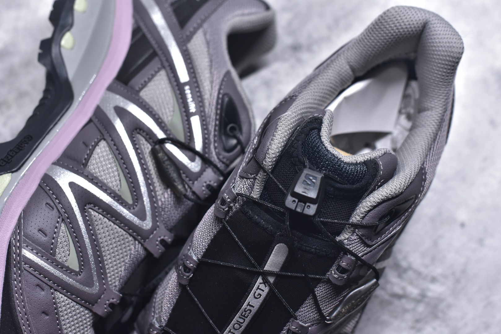 图片[9]-#Salomon XT-QUEST ADV 萨洛蒙情侣款户外机能鞋 491277 全新绿x升级版 品质大改进 ️ 全鞋改进为原厂一致材料打造 全新修长鞋型 相对老版臃肿鞋型 此版的版型更正 全新玻璃冲刀 清洁度提升 同步原版左右鞋带孔的间距加大（之前老版间距太小） 网面与鞋头材料校对一致无色差（老版网面有色差） 鞋后跟反口V字定型同步zp（老版臃肿为U字后跟反口） 鞋舌两侧鞋帮脚踝处更加直挺（之前老版往中间踏） 鞋盒黑盒改正为原版牛皮纸鞋盒 鞋头处添加☯️太极标 所有细节多次修改校正 坚持同步原版无差别 毋庸置疑全市场最好的版本💪🏻终端优势供应 尺码：36-46-选品中心