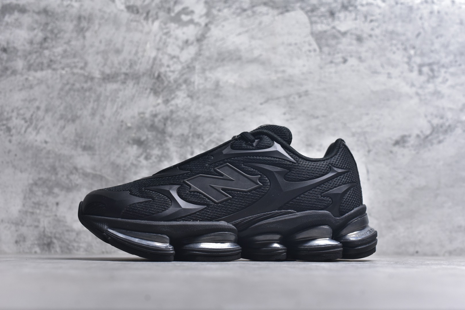 #New Balance 新百伦 NB2000 网面休闲鞋 U200078C NB官方重磅新品 一款融合复古设计与现代科技的跑鞋,以其经典的造型和舒适脚感,成为2025年复古潮流爱好的推荐单品。 极具视觉冲击力的5根ABZORB单元,以及无缝鞋面的设计,加上3M反光材质的装饰,比之前推出的9060系列更夸张,更具未来感。 尺码:36-46.5-选品中心