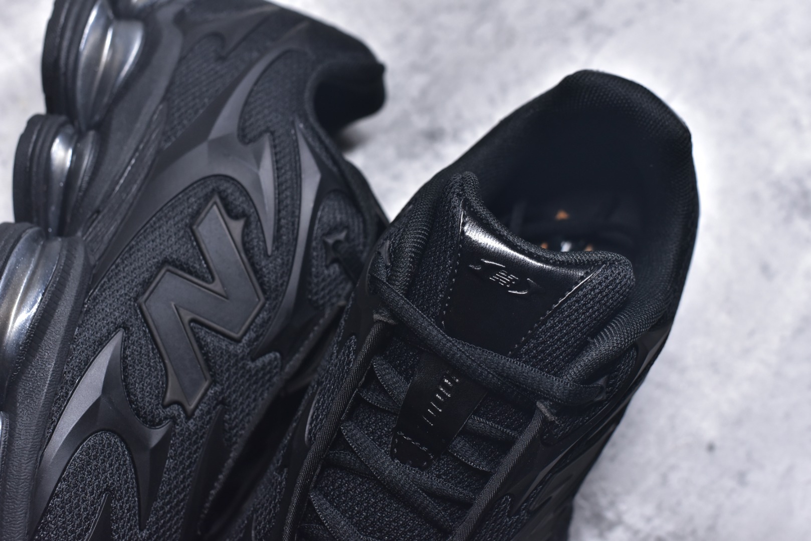 图片[9]-#New Balance 新百伦 NB2000 网面休闲鞋 U200078C NB官方重磅新品 一款融合复古设计与现代科技的跑鞋，以其经典的造型和舒适脚感，成为2025年复古潮流爱好的推荐单品。 极具视觉冲击力的5根ABZORB单元，以及无缝鞋面的设计，加上3M反光材质的装饰，比之前推出的9060系列更夸张，更具未来感。 尺码：36-46.5-选品中心