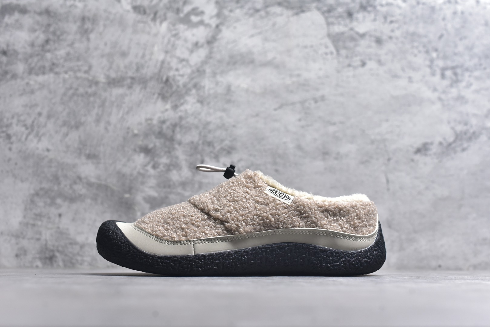 #科恩 KEEN Howser 3 SLIDE 冬季户外保暖鞋一脚蹬毛毛鞋小羊蹄 穿一次就会爱上的温暖脚感 高保温性能的羊毛衬里加上耐磨防滑的橡胶外底 打破居家靽和户外靽的界限 你可以穿着它从室内到室外 大底 尺码：35.5-40-选品中心