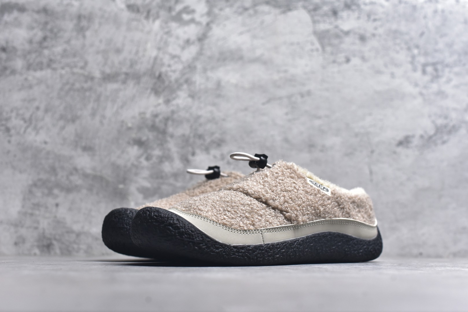 图片[2]-#科恩 KEEN Howser 3 SLIDE 冬季户外保暖鞋一脚蹬毛毛鞋小羊蹄 穿一次就会爱上的温暖脚感 高保温性能的羊毛衬里加上耐磨防滑的橡胶外底 打破居家靽和户外靽的界限 你可以穿着它从室内到室外 大底 尺码：35.5-40-选品中心