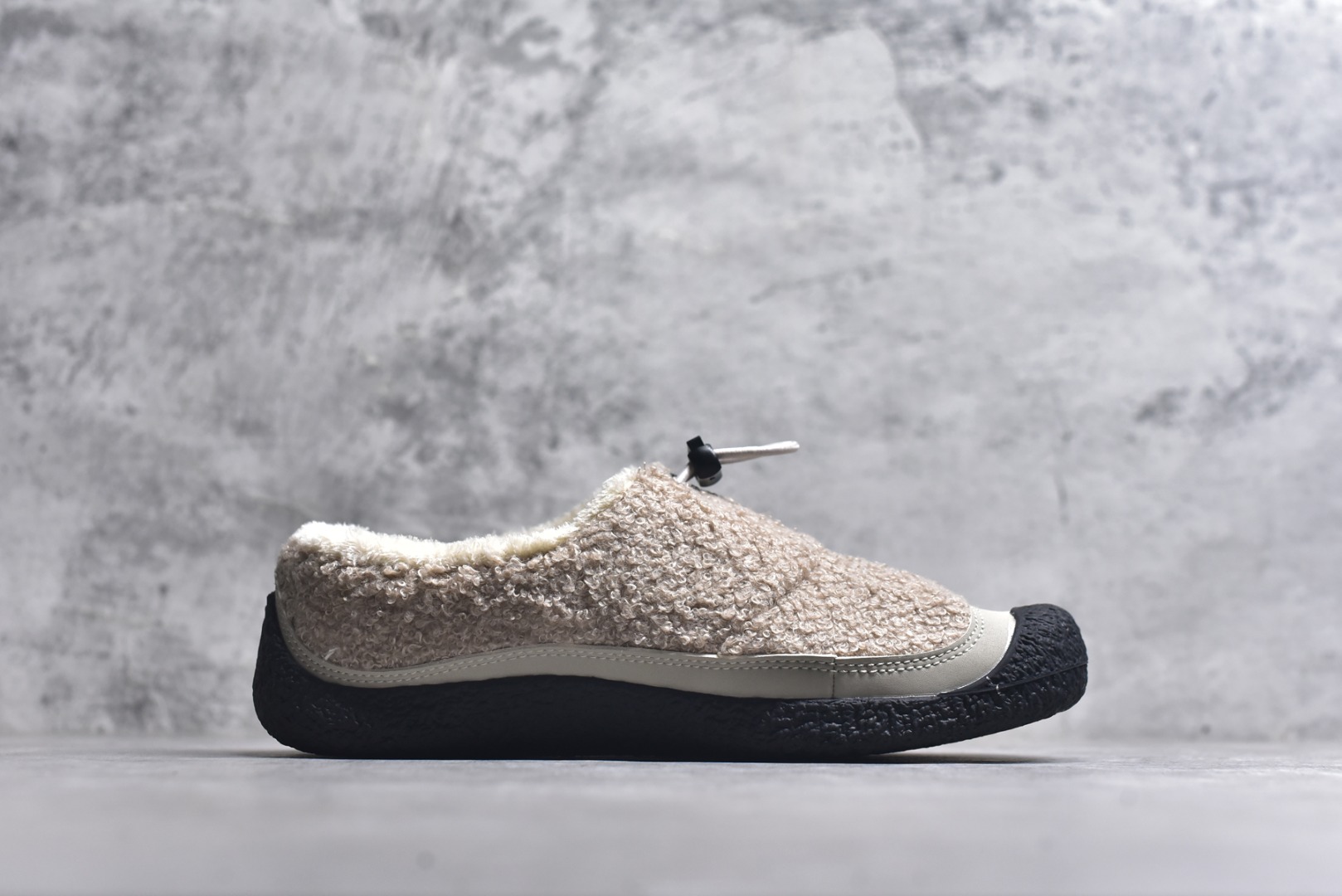 图片[3]-#科恩 KEEN Howser 3 SLIDE 冬季户外保暖鞋一脚蹬毛毛鞋小羊蹄 穿一次就会爱上的温暖脚感 高保温性能的羊毛衬里加上耐磨防滑的橡胶外底 打破居家靽和户外靽的界限 你可以穿着它从室内到室外 大底 尺码：35.5-40-选品中心