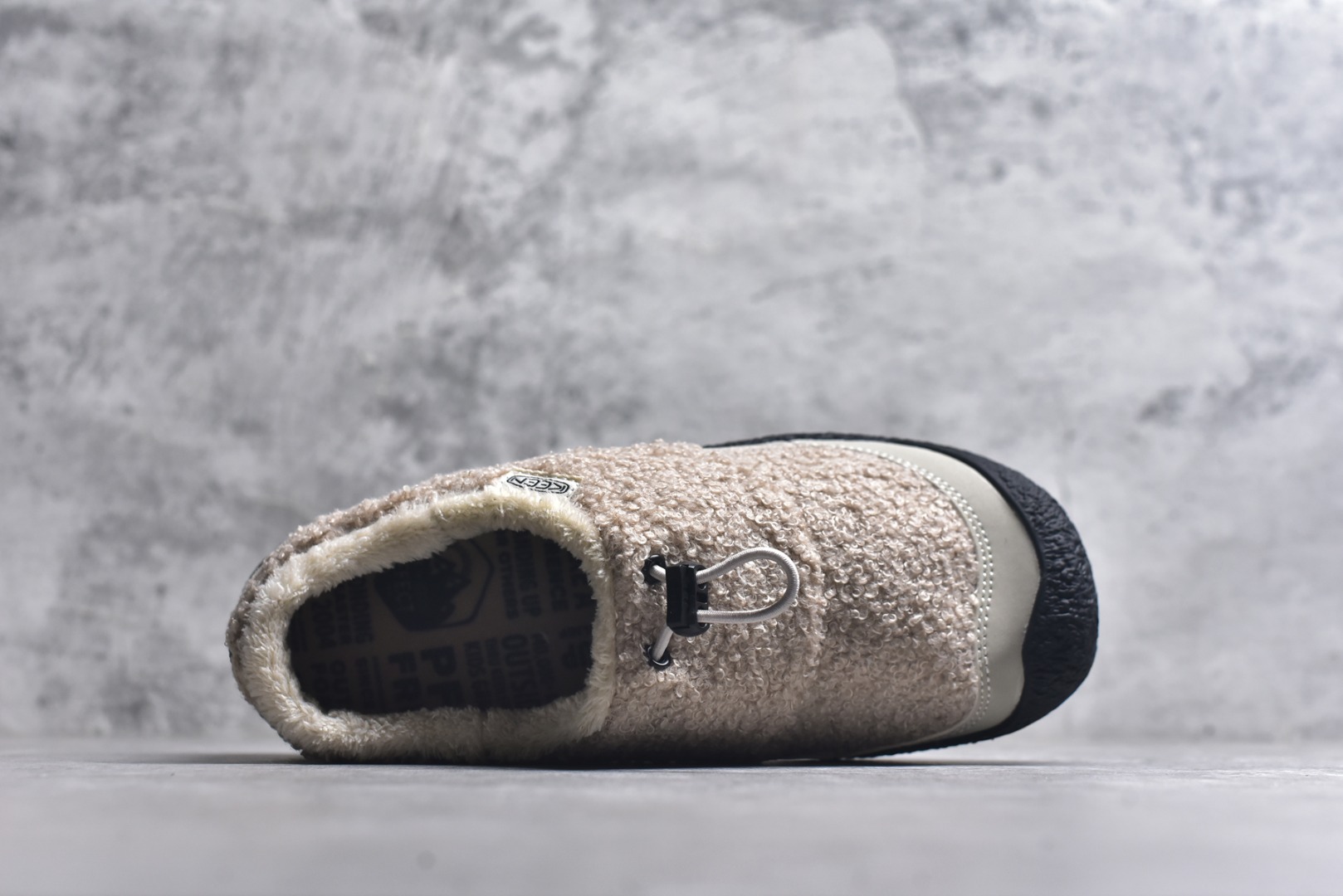 图片[4]-#科恩 KEEN Howser 3 SLIDE 冬季户外保暖鞋一脚蹬毛毛鞋小羊蹄 穿一次就会爱上的温暖脚感 高保温性能的羊毛衬里加上耐磨防滑的橡胶外底 打破居家靽和户外靽的界限 你可以穿着它从室内到室外 大底 尺码：35.5-40-选品中心