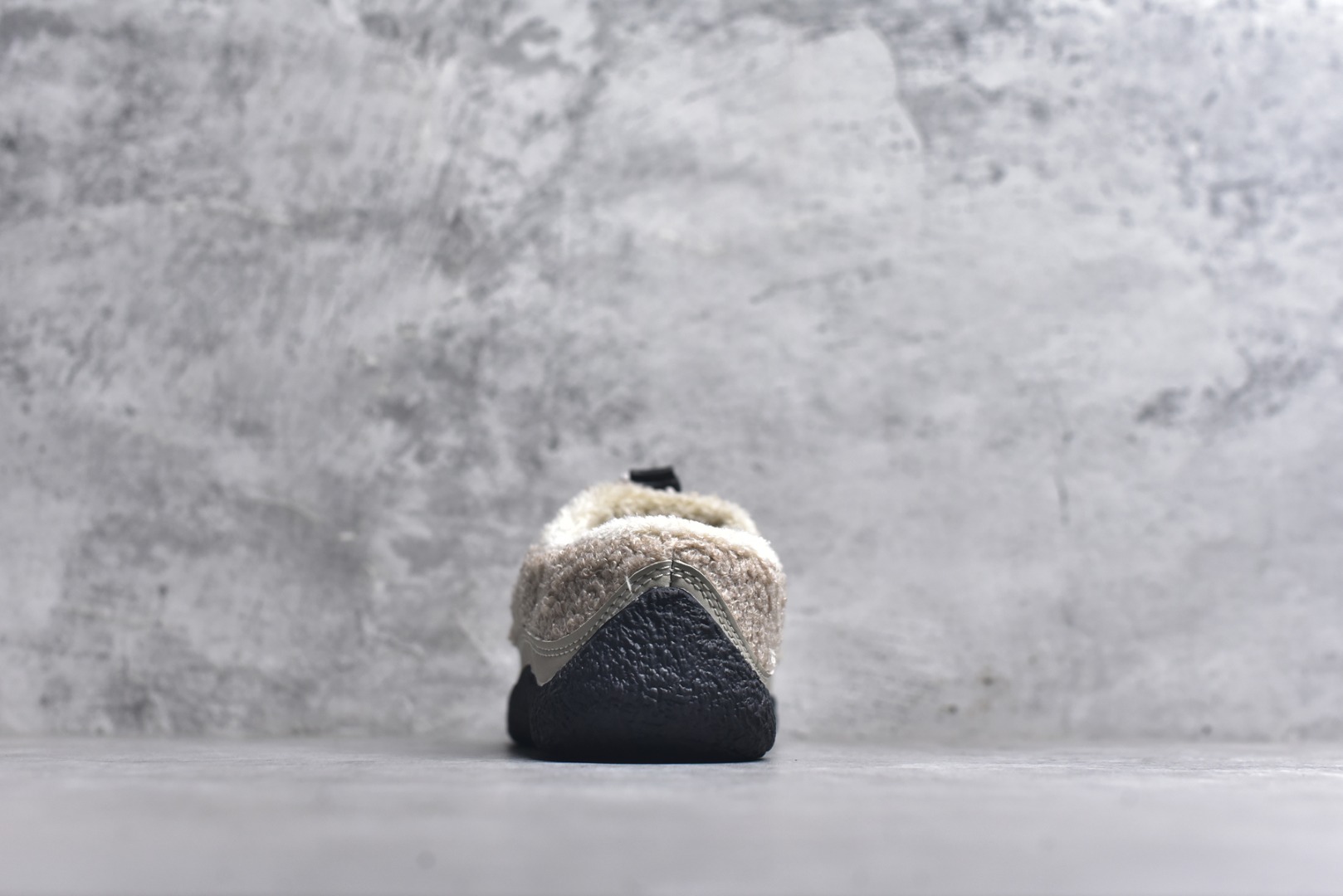 图片[5]-#科恩 KEEN Howser 3 SLIDE 冬季户外保暖鞋一脚蹬毛毛鞋小羊蹄 穿一次就会爱上的温暖脚感 高保温性能的羊毛衬里加上耐磨防滑的橡胶外底 打破居家靽和户外靽的界限 你可以穿着它从室内到室外 大底 尺码：35.5-40-选品中心