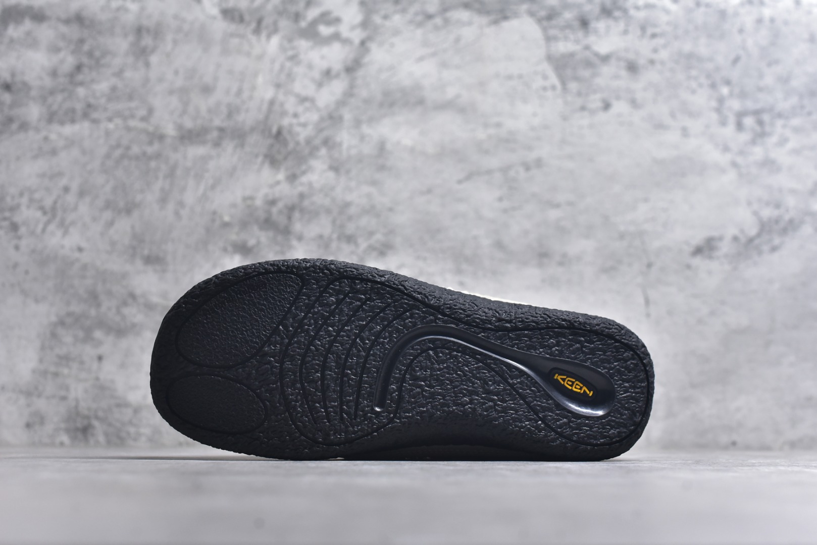 图片[6]-#科恩 KEEN Howser 3 SLIDE 冬季户外保暖鞋一脚蹬毛毛鞋小羊蹄 穿一次就会爱上的温暖脚感 高保温性能的羊毛衬里加上耐磨防滑的橡胶外底 打破居家靽和户外靽的界限 你可以穿着它从室内到室外 大底 尺码：35.5-40-选品中心