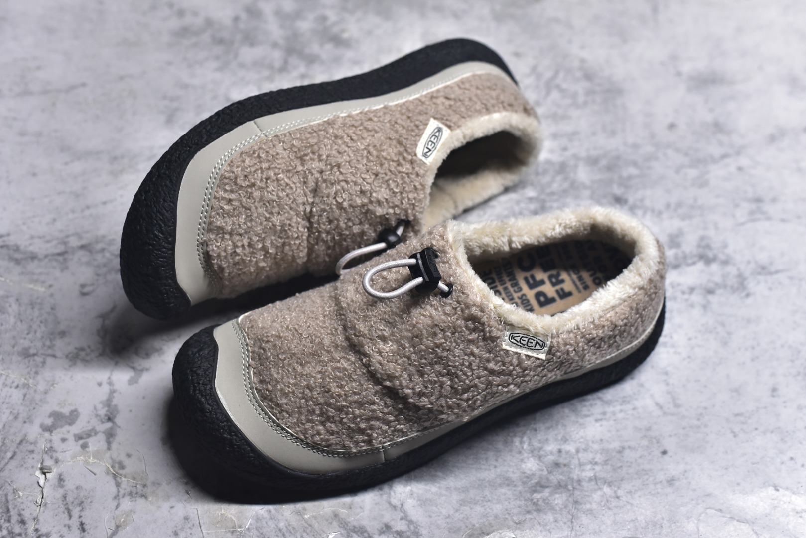 图片[7]-#科恩 KEEN Howser 3 SLIDE 冬季户外保暖鞋一脚蹬毛毛鞋小羊蹄 穿一次就会爱上的温暖脚感 高保温性能的羊毛衬里加上耐磨防滑的橡胶外底 打破居家靽和户外靽的界限 你可以穿着它从室内到室外 大底 尺码：35.5-40-选品中心