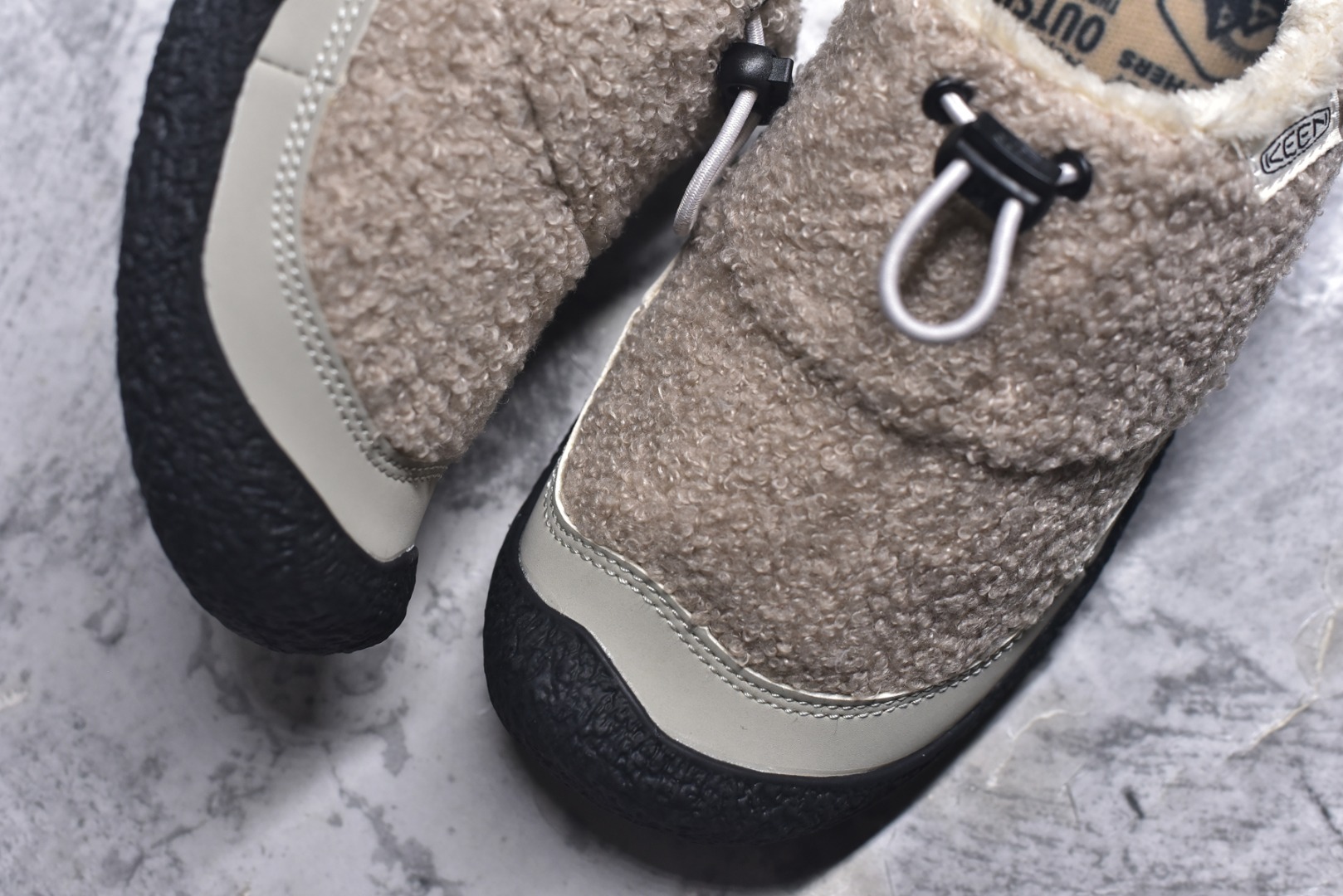 图片[8]-#科恩 KEEN Howser 3 SLIDE 冬季户外保暖鞋一脚蹬毛毛鞋小羊蹄 穿一次就会爱上的温暖脚感 高保温性能的羊毛衬里加上耐磨防滑的橡胶外底 打破居家靽和户外靽的界限 你可以穿着它从室内到室外 大底 尺码：35.5-40-选品中心