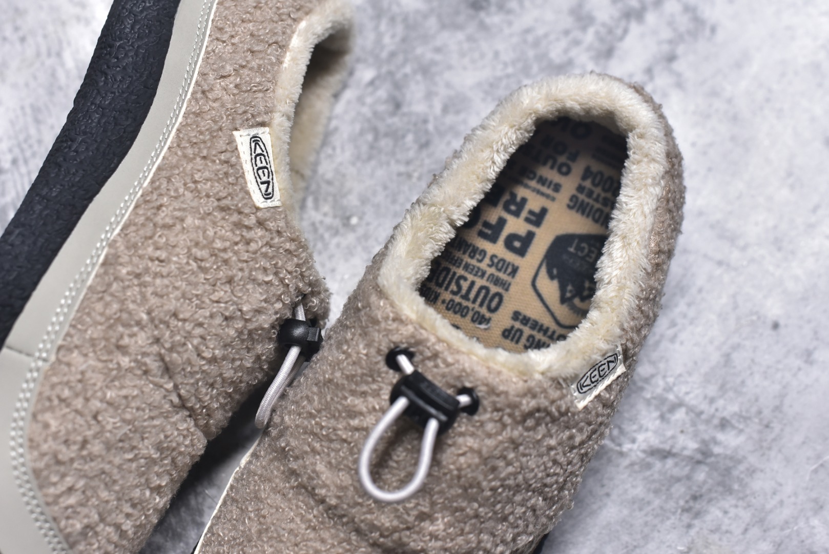 图片[9]-#科恩 KEEN Howser 3 SLIDE 冬季户外保暖鞋一脚蹬毛毛鞋小羊蹄 穿一次就会爱上的温暖脚感 高保温性能的羊毛衬里加上耐磨防滑的橡胶外底 打破居家靽和户外靽的界限 你可以穿着它从室内到室外 大底 尺码：35.5-40-选品中心