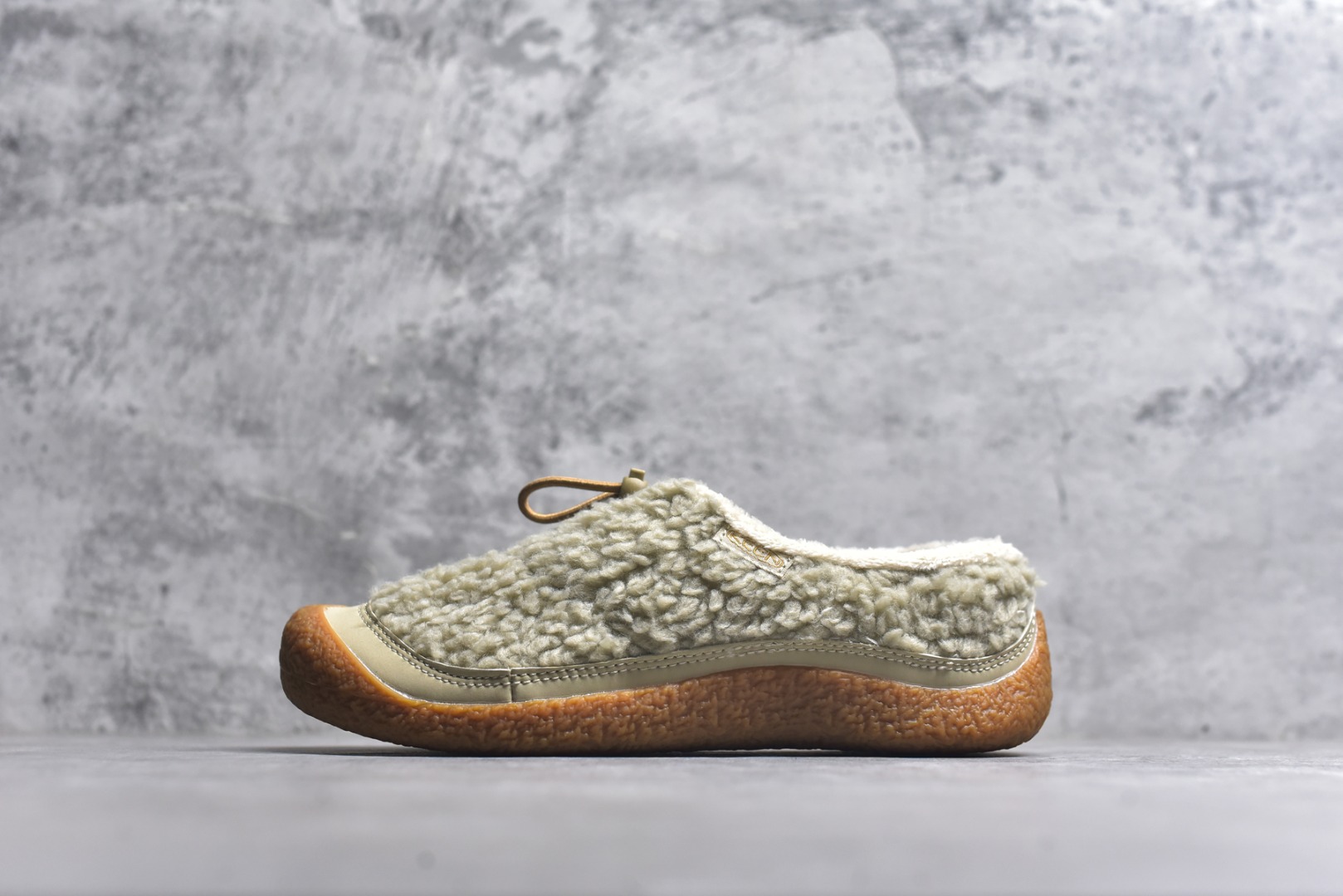 #科恩 KEEN Howser 3 SLIDE 冬季户外保暖鞋一脚蹬毛毛鞋小羊蹄 穿一次就会爱上的温暖脚感 高保温性能的羊毛衬里加上耐磨防滑的橡胶外底 打破居家靽和户外靽的界限 你可以穿着它从室内到室外 大底 尺码：35.5-40-选品中心