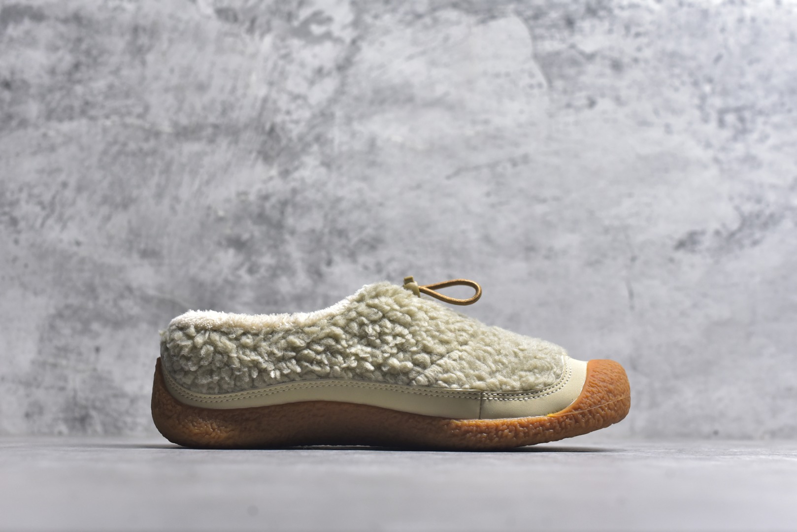 图片[3]-#科恩 KEEN Howser 3 SLIDE 冬季户外保暖鞋一脚蹬毛毛鞋小羊蹄 穿一次就会爱上的温暖脚感 高保温性能的羊毛衬里加上耐磨防滑的橡胶外底 打破居家靽和户外靽的界限 你可以穿着它从室内到室外 大底 尺码：35.5-40-选品中心