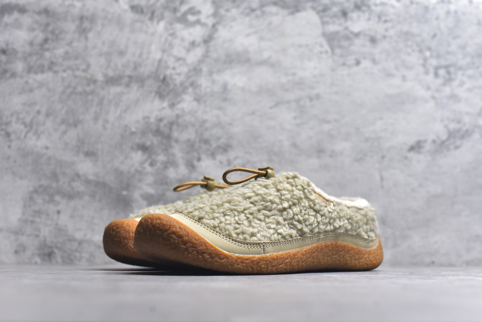 图片[2]-#科恩 KEEN Howser 3 SLIDE 冬季户外保暖鞋一脚蹬毛毛鞋小羊蹄 穿一次就会爱上的温暖脚感 高保温性能的羊毛衬里加上耐磨防滑的橡胶外底 打破居家靽和户外靽的界限 你可以穿着它从室内到室外 大底 尺码：35.5-40-选品中心