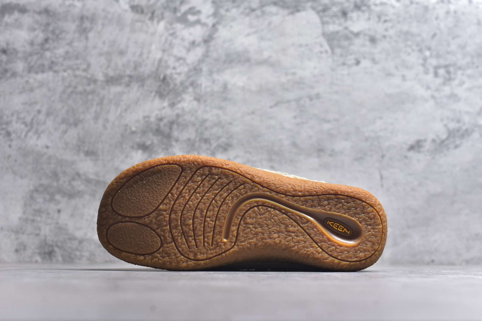 图片[6]-#科恩 KEEN Howser 3 SLIDE 冬季户外保暖鞋一脚蹬毛毛鞋小羊蹄 穿一次就会爱上的温暖脚感 高保温性能的羊毛衬里加上耐磨防滑的橡胶外底 打破居家靽和户外靽的界限 你可以穿着它从室内到室外 大底 尺码：35.5-40-选品中心