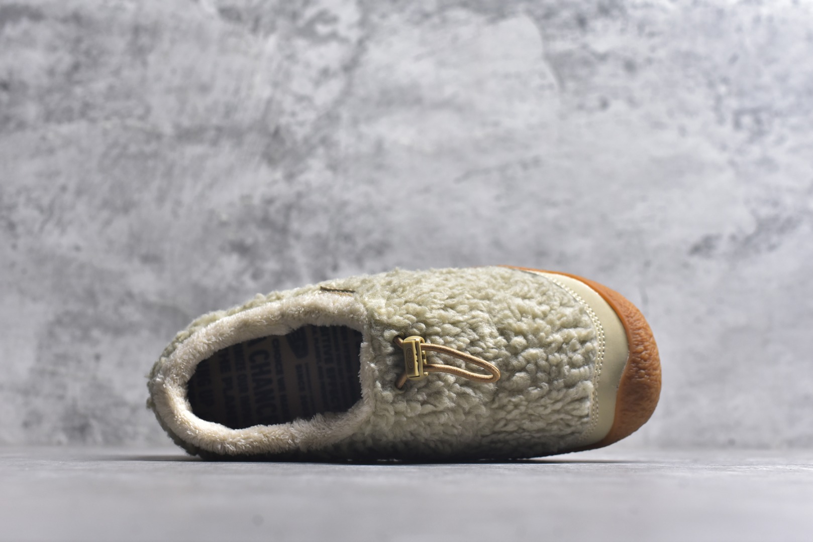 图片[4]-#科恩 KEEN Howser 3 SLIDE 冬季户外保暖鞋一脚蹬毛毛鞋小羊蹄 穿一次就会爱上的温暖脚感 高保温性能的羊毛衬里加上耐磨防滑的橡胶外底 打破居家靽和户外靽的界限 你可以穿着它从室内到室外 大底 尺码：35.5-40-选品中心