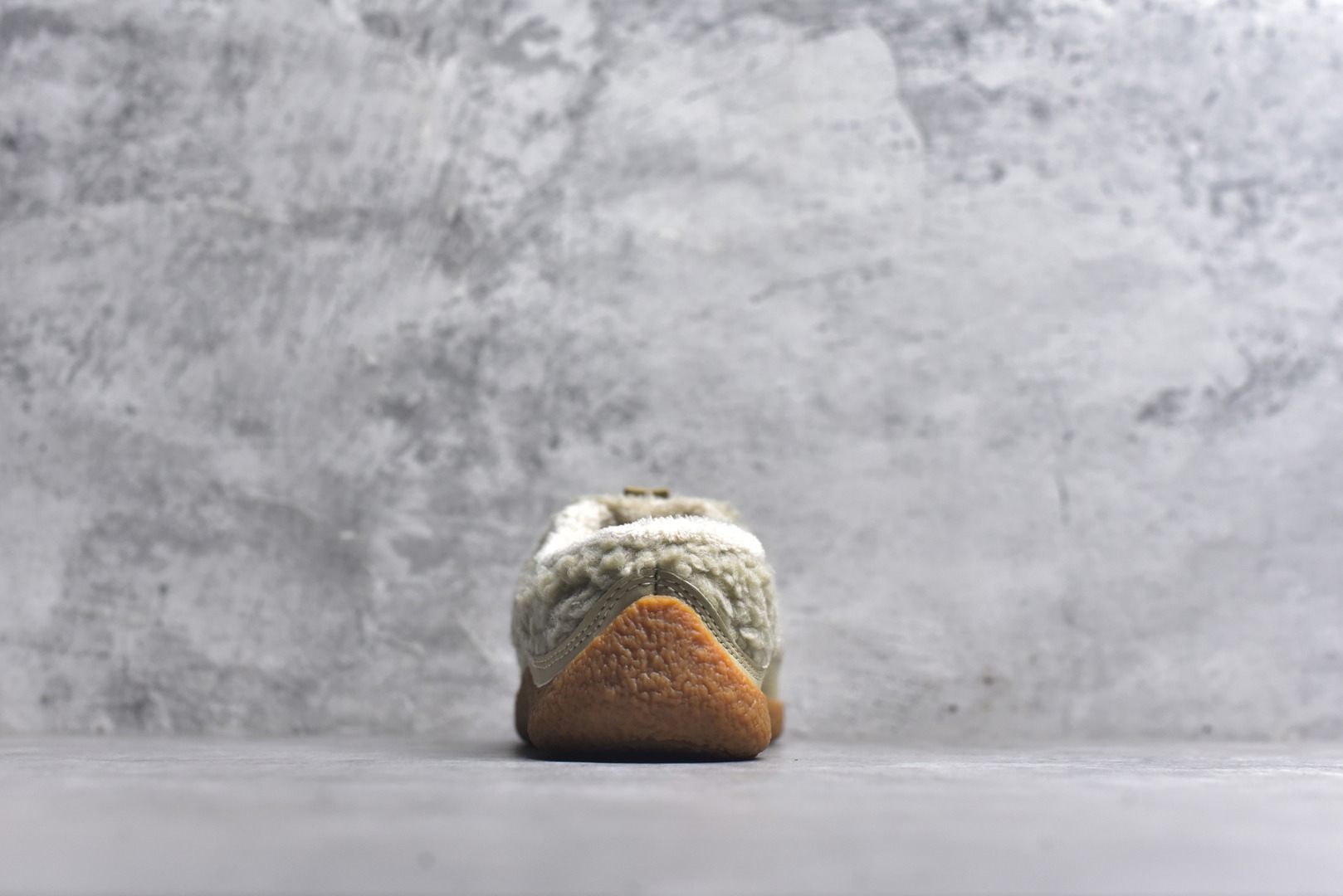 图片[5]-#科恩 KEEN Howser 3 SLIDE 冬季户外保暖鞋一脚蹬毛毛鞋小羊蹄 穿一次就会爱上的温暖脚感 高保温性能的羊毛衬里加上耐磨防滑的橡胶外底 打破居家靽和户外靽的界限 你可以穿着它从室内到室外 大底 尺码：35.5-40-选品中心